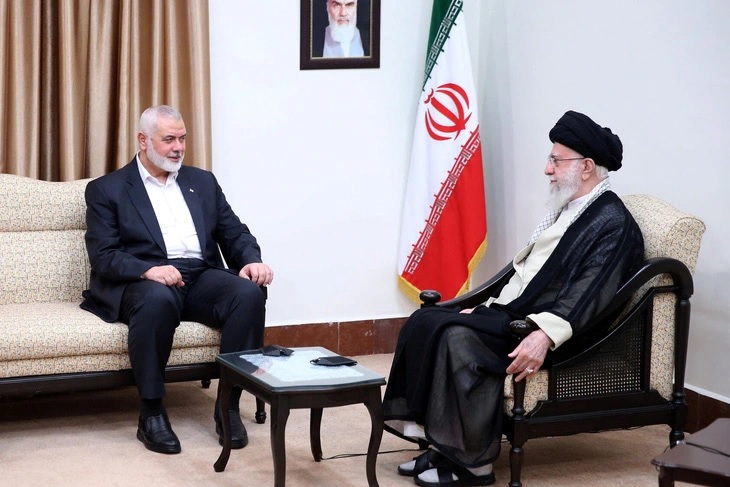 Thủ lĩnh Hamas Ismail Haniyeh gặp l&atilde;nh tụ tối cao Iran Ali Khamenei tại Tehran ng&agrave;y 30-7. Ảnh: Reuters