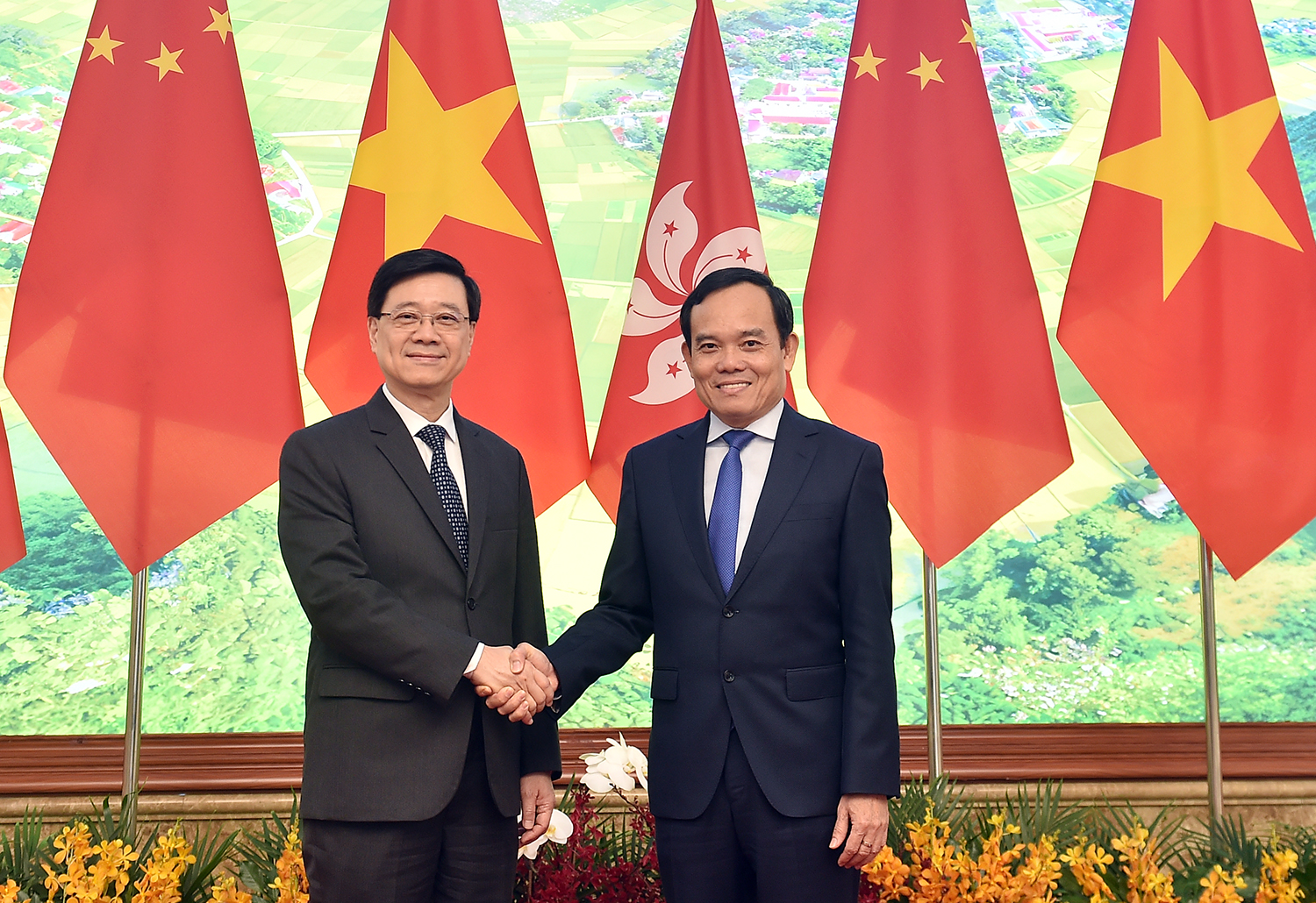 Ph&oacute; Thủ tướng Trần Lưu Quang hội đ&agrave;m với Trưởng Khu h&agrave;nh ch&iacute;nh Hồng K&ocirc;ng L&yacute; Gia Si&ecirc;u- Ảnh 1.
