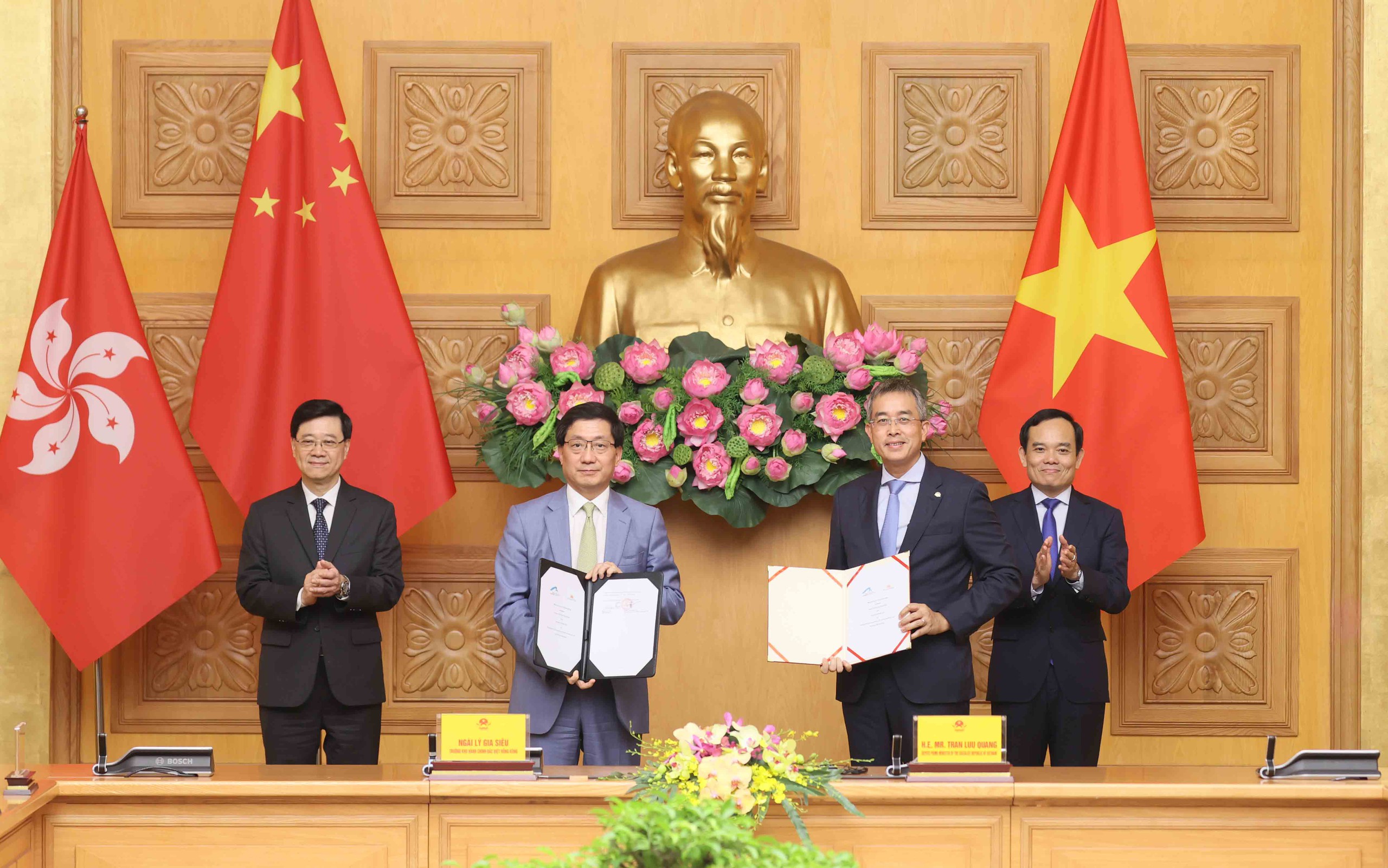 Ph&oacute; Thủ tướng Trần Lưu Quang hội đ&agrave;m với Trưởng Khu h&agrave;nh ch&iacute;nh Hồng K&ocirc;ng L&yacute; Gia Si&ecirc;u- Ảnh 2.
