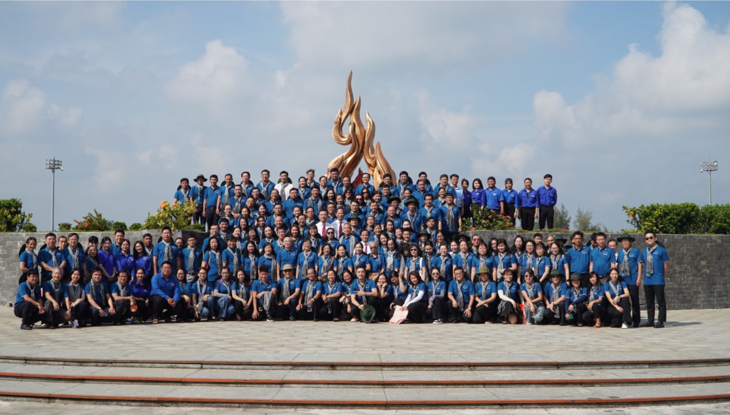 Đo&agrave;n đại biểu Ban Tuy&ecirc;n gi&aacute;o Th&agrave;nh ủy TP HCM chụp h&igrave;nh lưu niệm tại Khu truyền thống c&aacute;ch mạng Cuộc Tổng tiến c&ocirc;ng v&agrave; nổi dậy Xu&acirc;n Mậu Th&acirc;n 1968 (huyện B&igrave;nh Ch&aacute;nh, TP HCM) ng&agrave;y 1-8. Ảnh: L&Ecirc; VĨNH