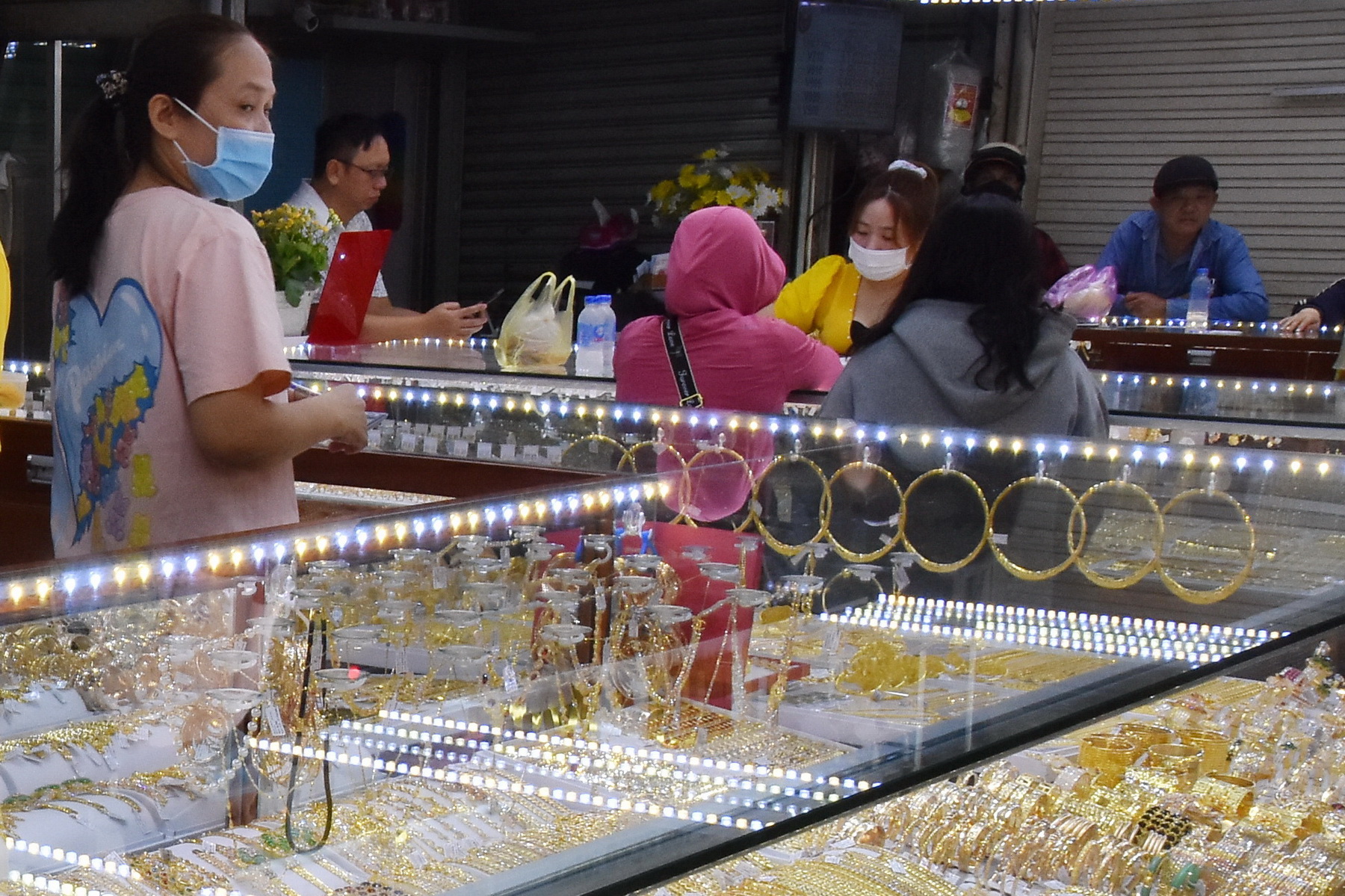 Gi&aacute; v&agrave;ng h&ocirc;m nay, 2-8: Nhiều biến động bất ngờ- Ảnh 1.