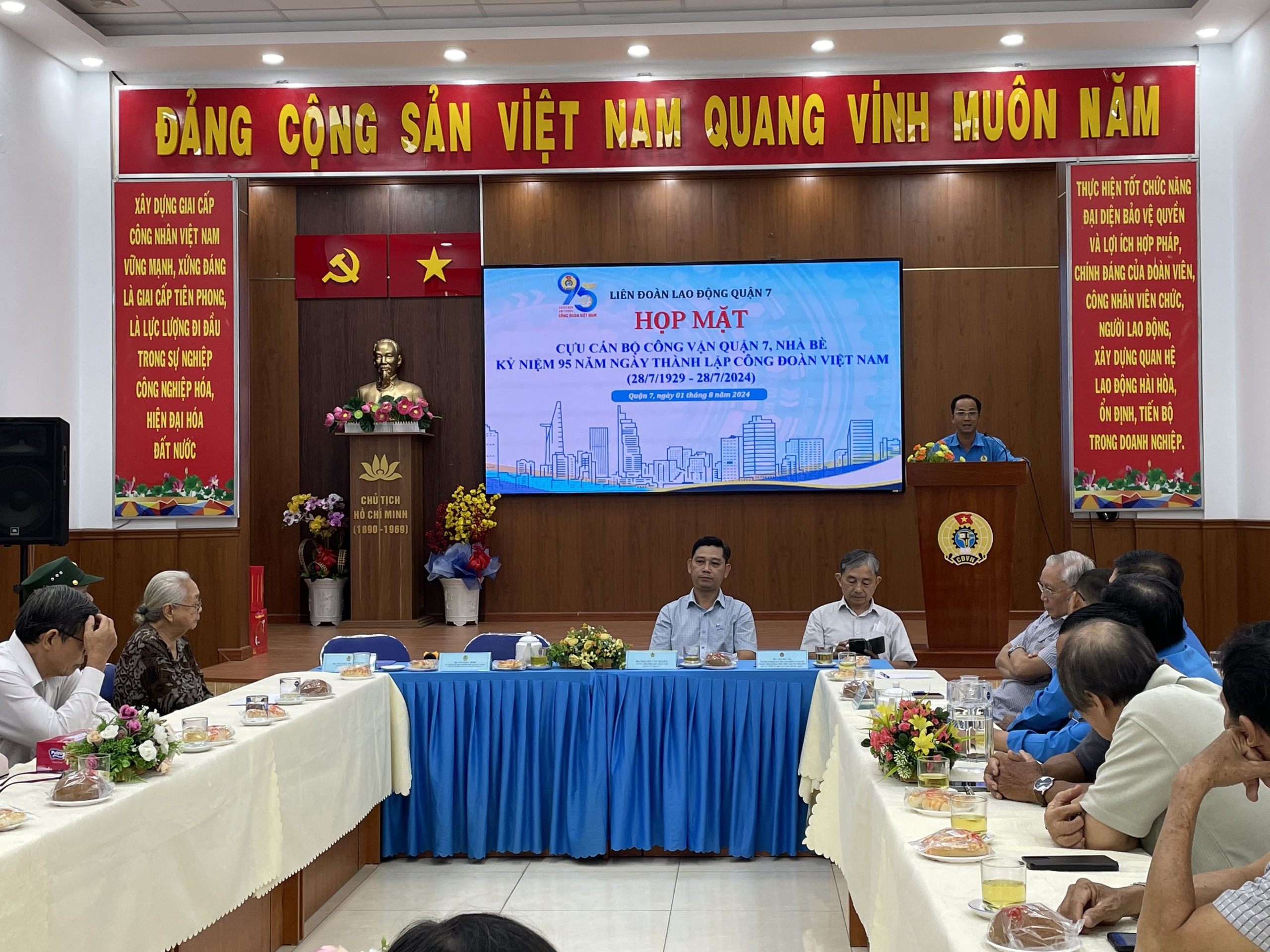 Chăm lo cho c&aacute;n bộ c&ocirc;ng vận, C&ocirc;ng đo&agrave;n hưu tr&iacute; v&agrave; gia đ&igrave;nh CNVC-LĐ- Ảnh 1.