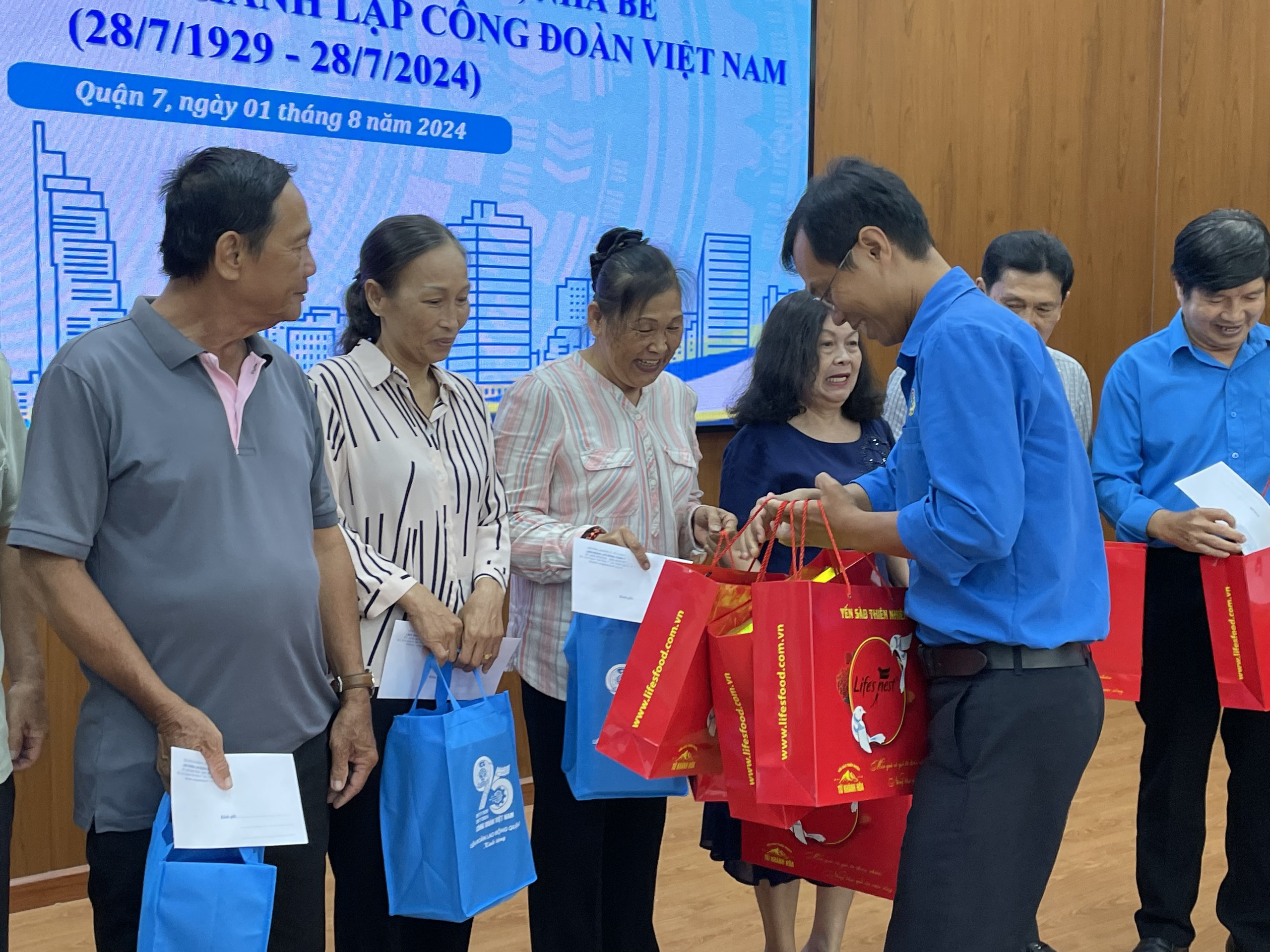 Chăm lo cho c&aacute;n bộ c&ocirc;ng vận, C&ocirc;ng đo&agrave;n hưu tr&iacute; v&agrave; gia đ&igrave;nh CNVC-LĐ- Ảnh 2.