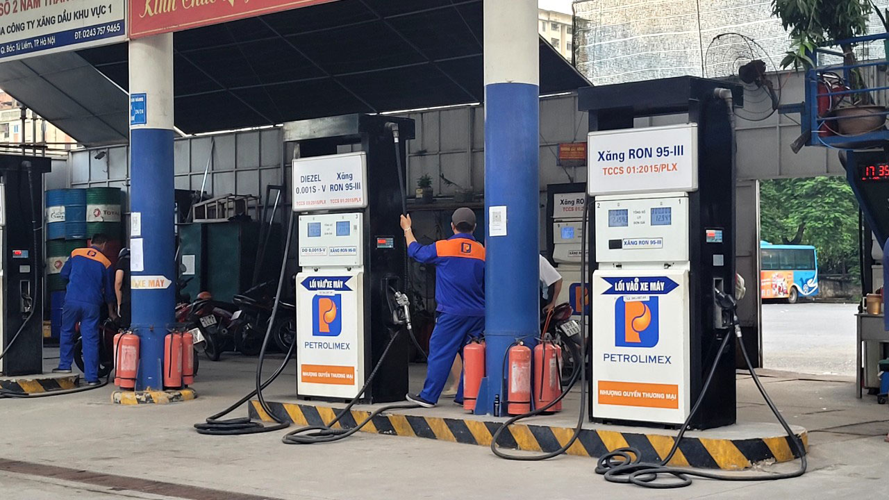 Bộ C&ocirc;ng Thương khẳng định nguồn cung xăng dầu trong thời gian tới sẽ được bảo đảm