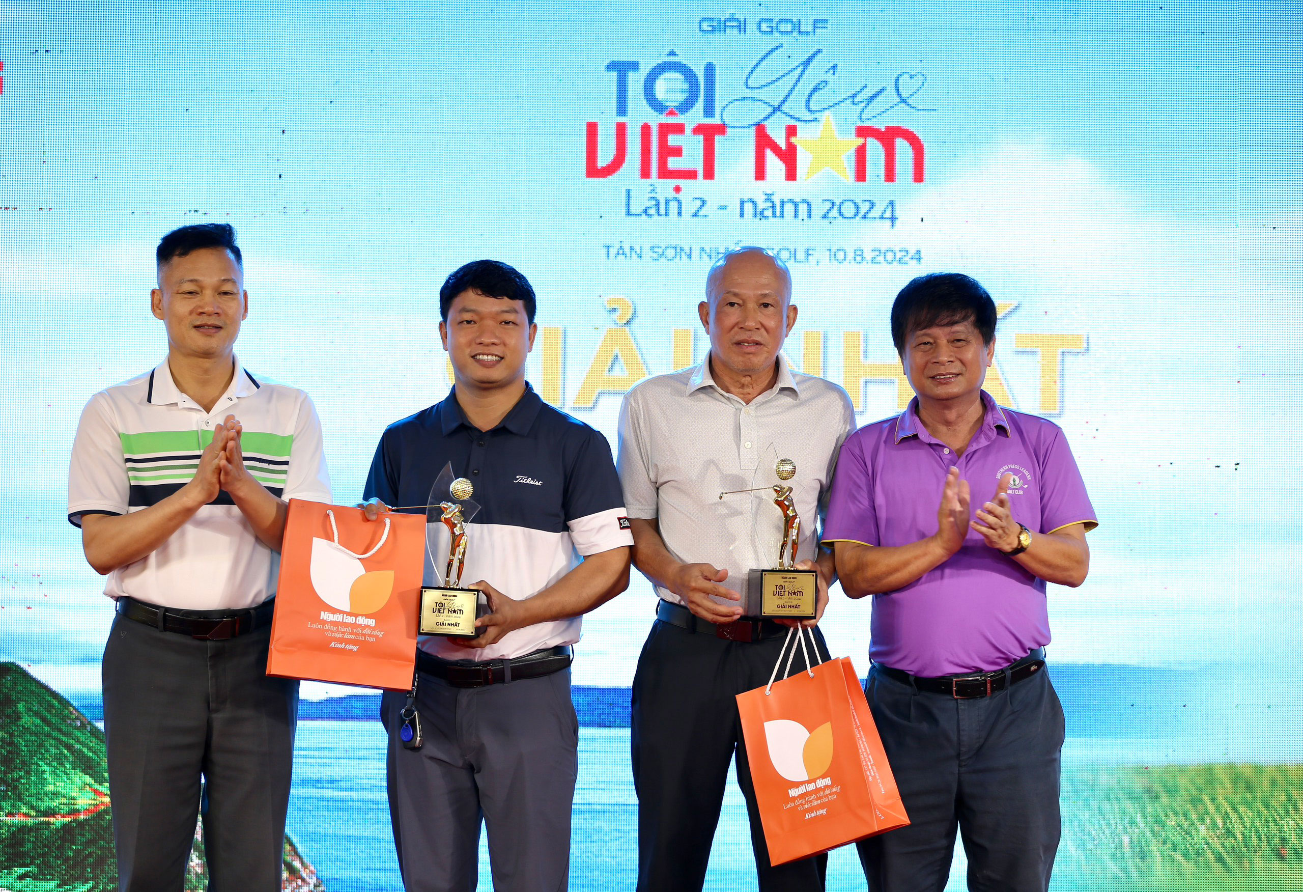 Trao giải cho c&aacute;c golfer Ảnh: HO&Agrave;NG TRIỀU