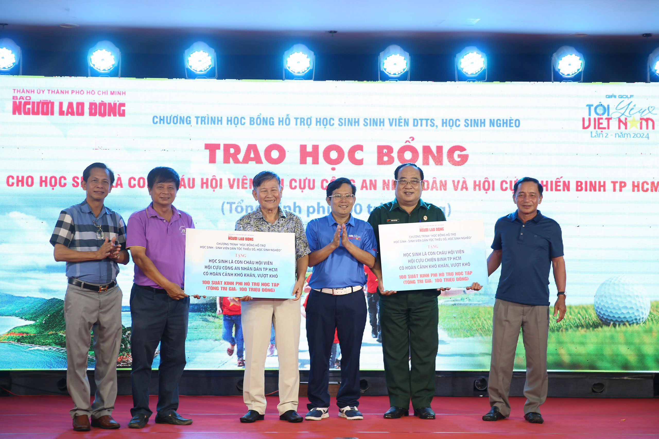 Trao tặng phần đ&oacute;ng g&oacute;p cho Hội cựu C&ocirc;ng an nh&acirc;n d&acirc;n v&agrave; Hội cựu Chiến binh TP HCM