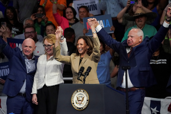 Phó Tổng thống Mỹ Kamala Harris (thứ 2 từ phải qua) và ông Tim Walz (bìa phải) tại sự kiện ở TP Glendale, bang Arizona hôm 9-8 Ảnh: REUTERS