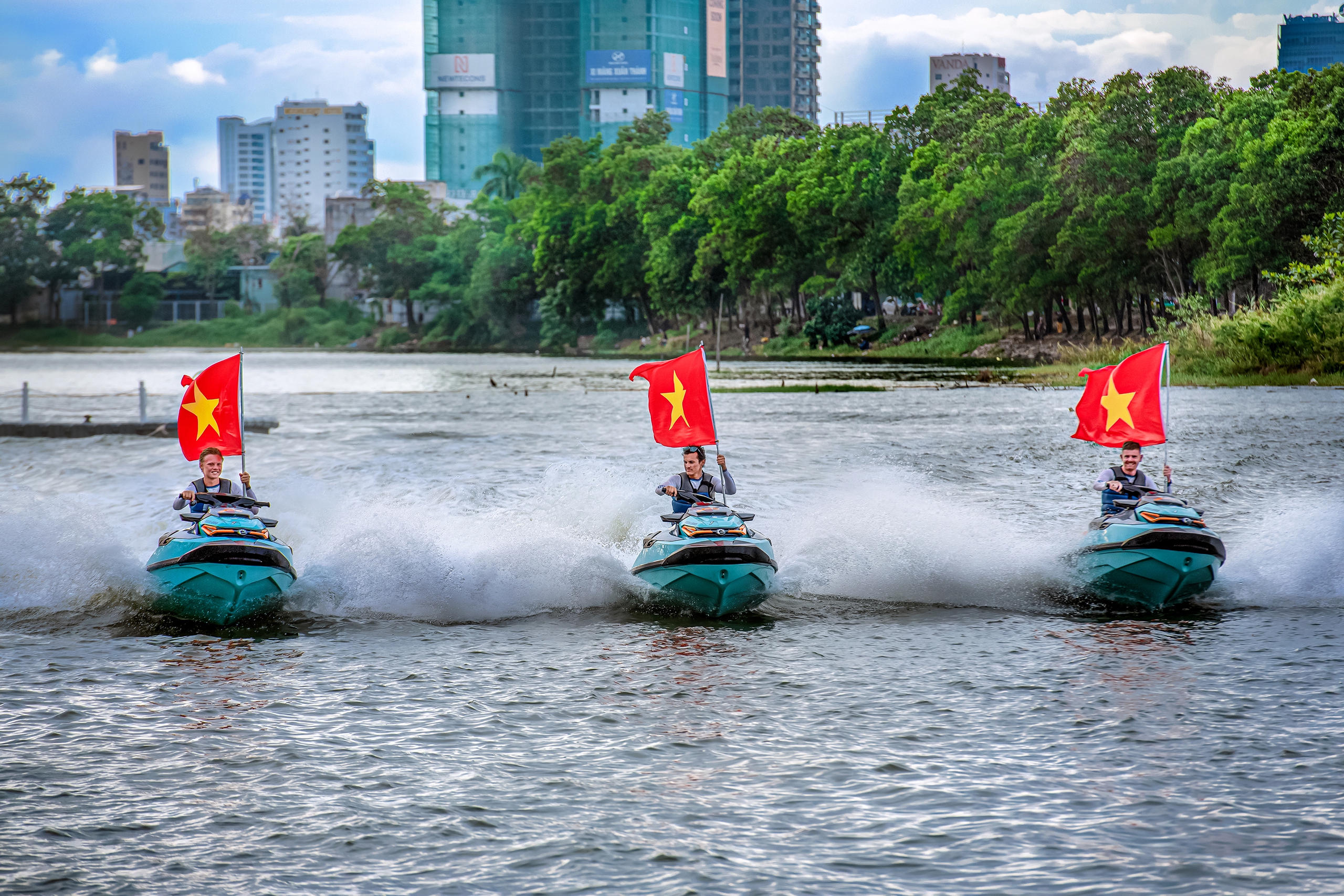 Chúng tôi yêu Việt Nam. Ảnh: TRẦN VĂN LUẬN