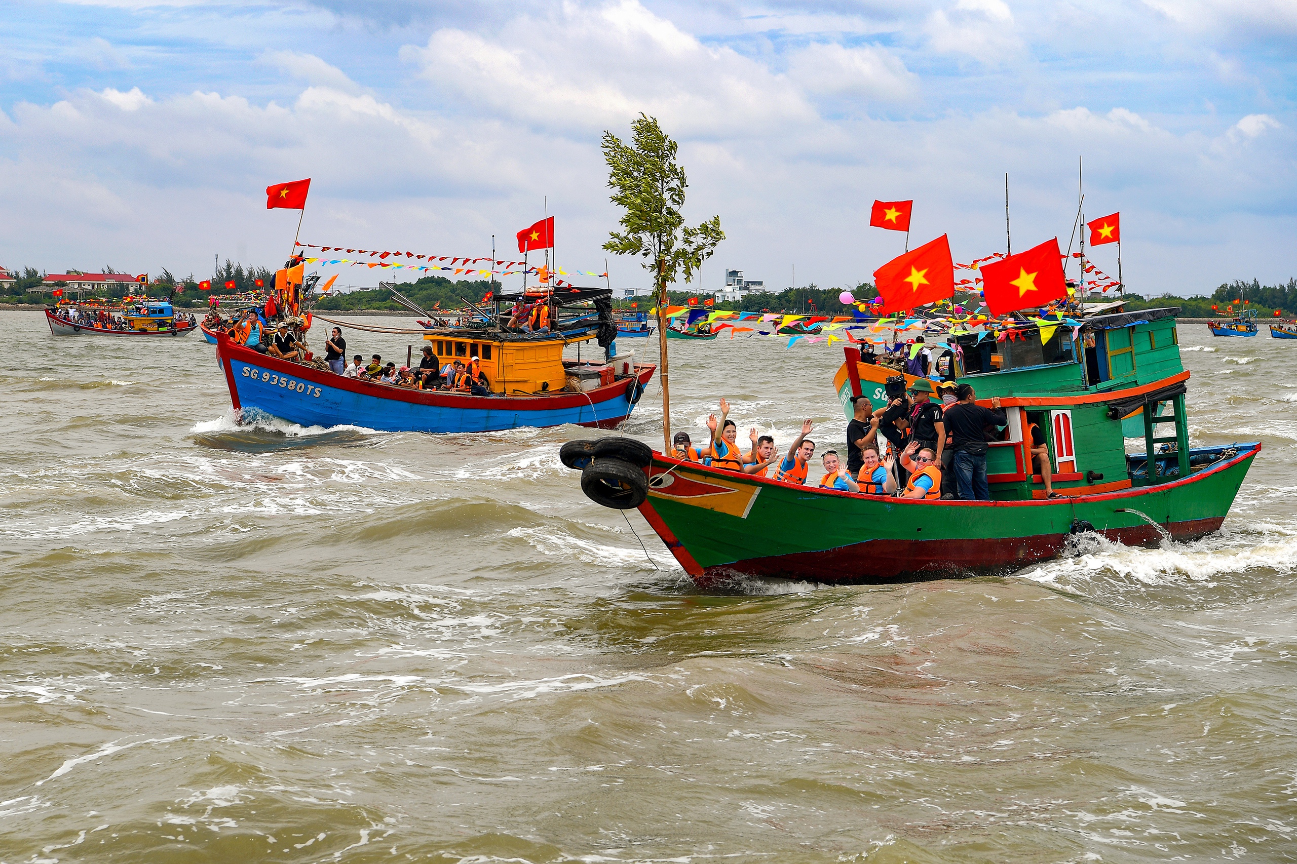 Khách du lịch trải nghiệm lễ hội Nghinh Ông Cần Giờ. Ảnh: VÕ VĂN HOÀNG