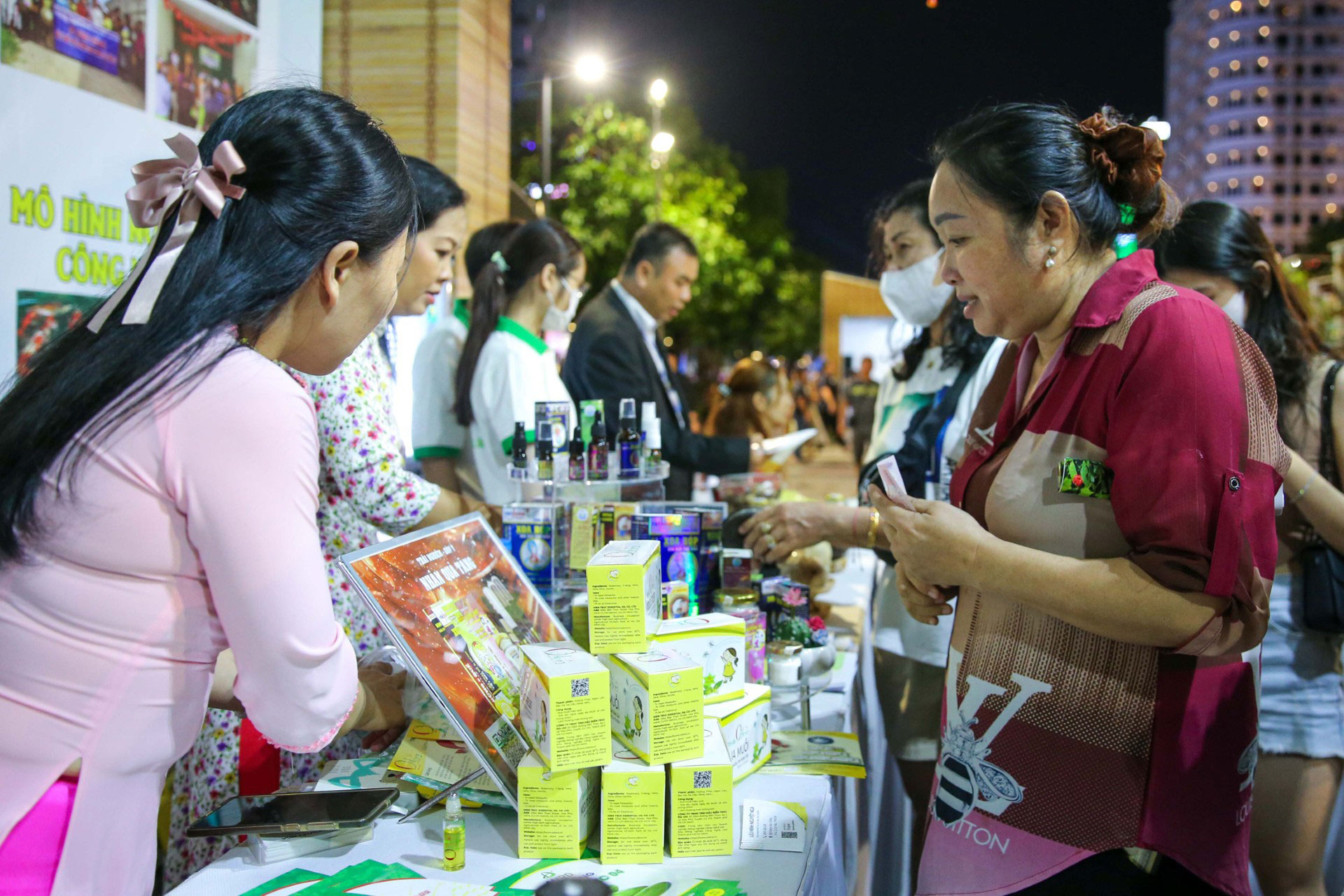 Người ti&ecirc;u d&ugrave;ng t&igrave;m hiểu sản phẩm OCOP, sản phẩm n&ocirc;ng nghiệp c&ocirc;ng nghệ cao của TP HCM. Ảnh: HO&Agrave;NG TRIỀU