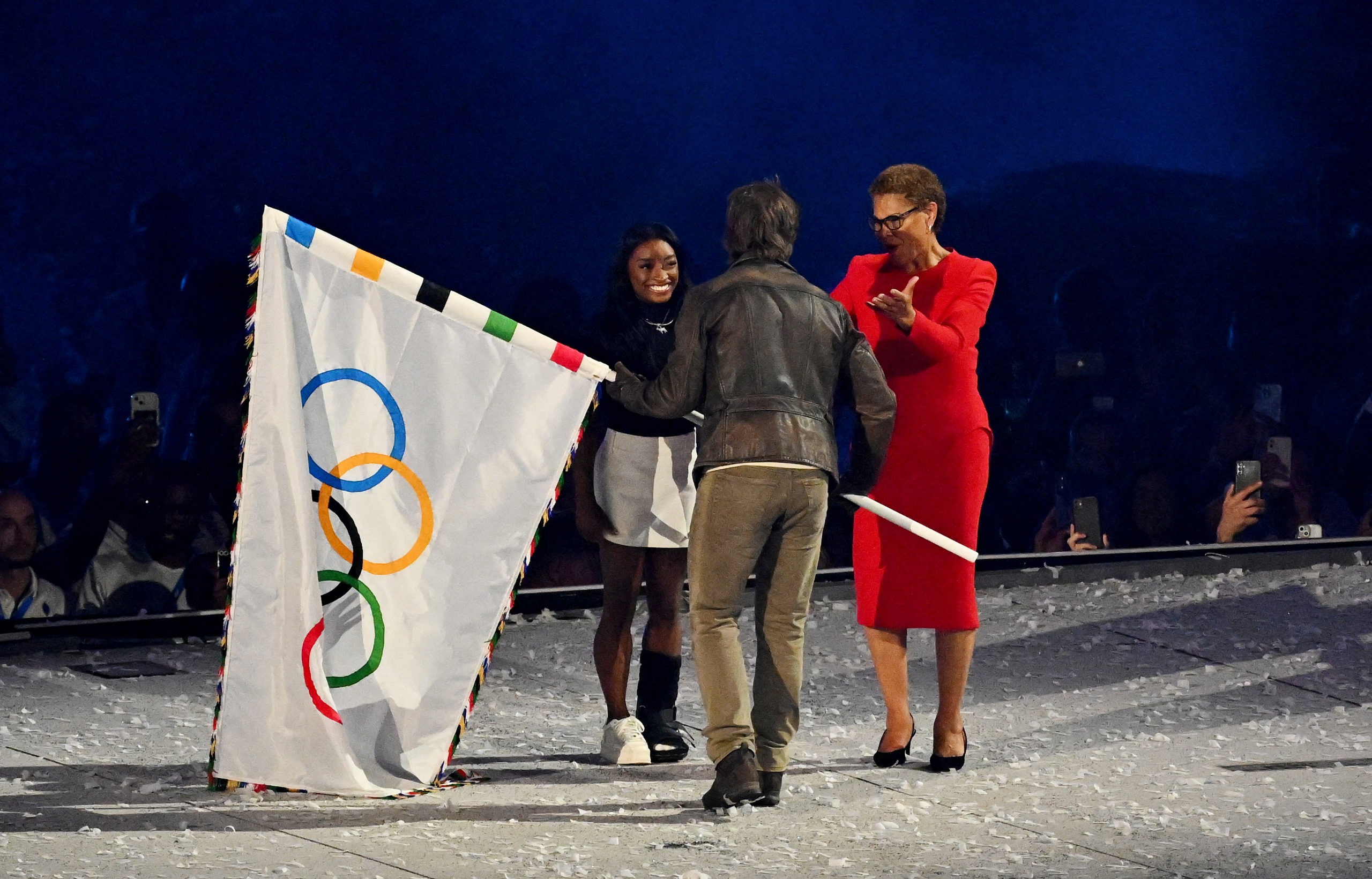 Tom Cruise đu d&acirc;y trao cờ bế mạc Olympic 2024, Mỹ nhất to&agrave;n đo&agrave;n ng&agrave;y cuối- Ảnh 11.