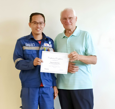 Anh Nguyễn Đình Nam nhận giấy chứng nhận đào tạo từ chuyên gia Tony Waters (Ảnh do nhân vật cung cấp)