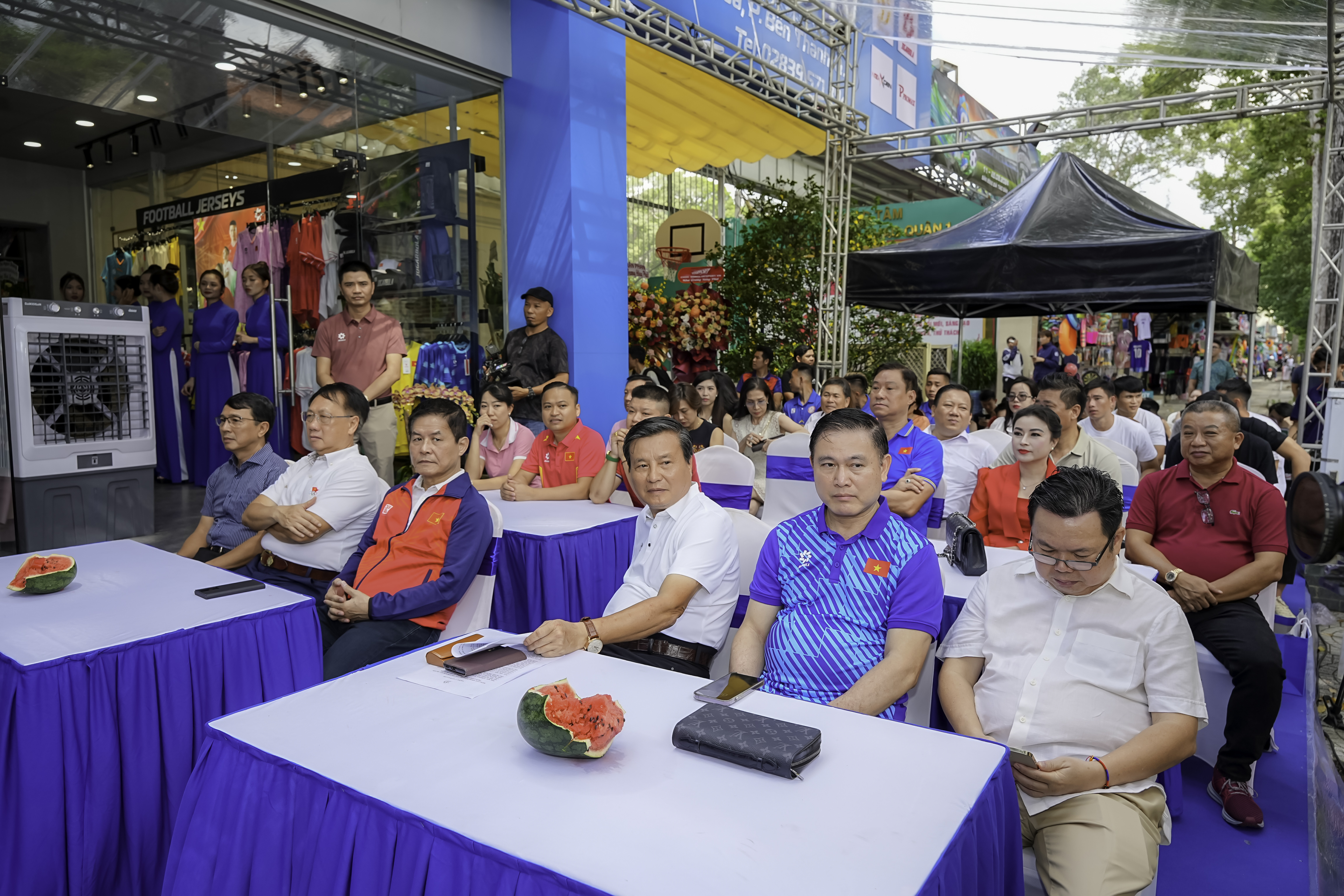 Văn To&agrave;n, Tuấn Hải "khoe" b&oacute;ng đấu ch&iacute;nh thức của V-League 2024-205 - Ảnh 2.