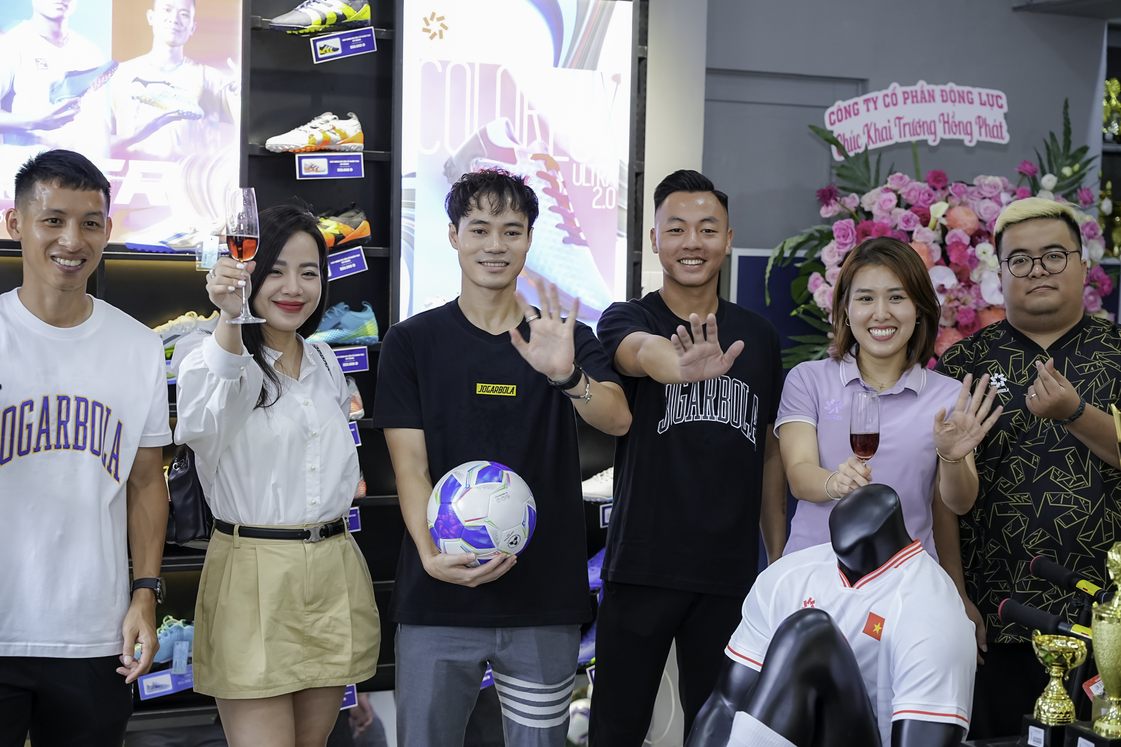 Văn To&agrave;n, Tuấn Hải "khoe" b&oacute;ng đấu ch&iacute;nh thức của V-League 2024-205 - Ảnh 1.