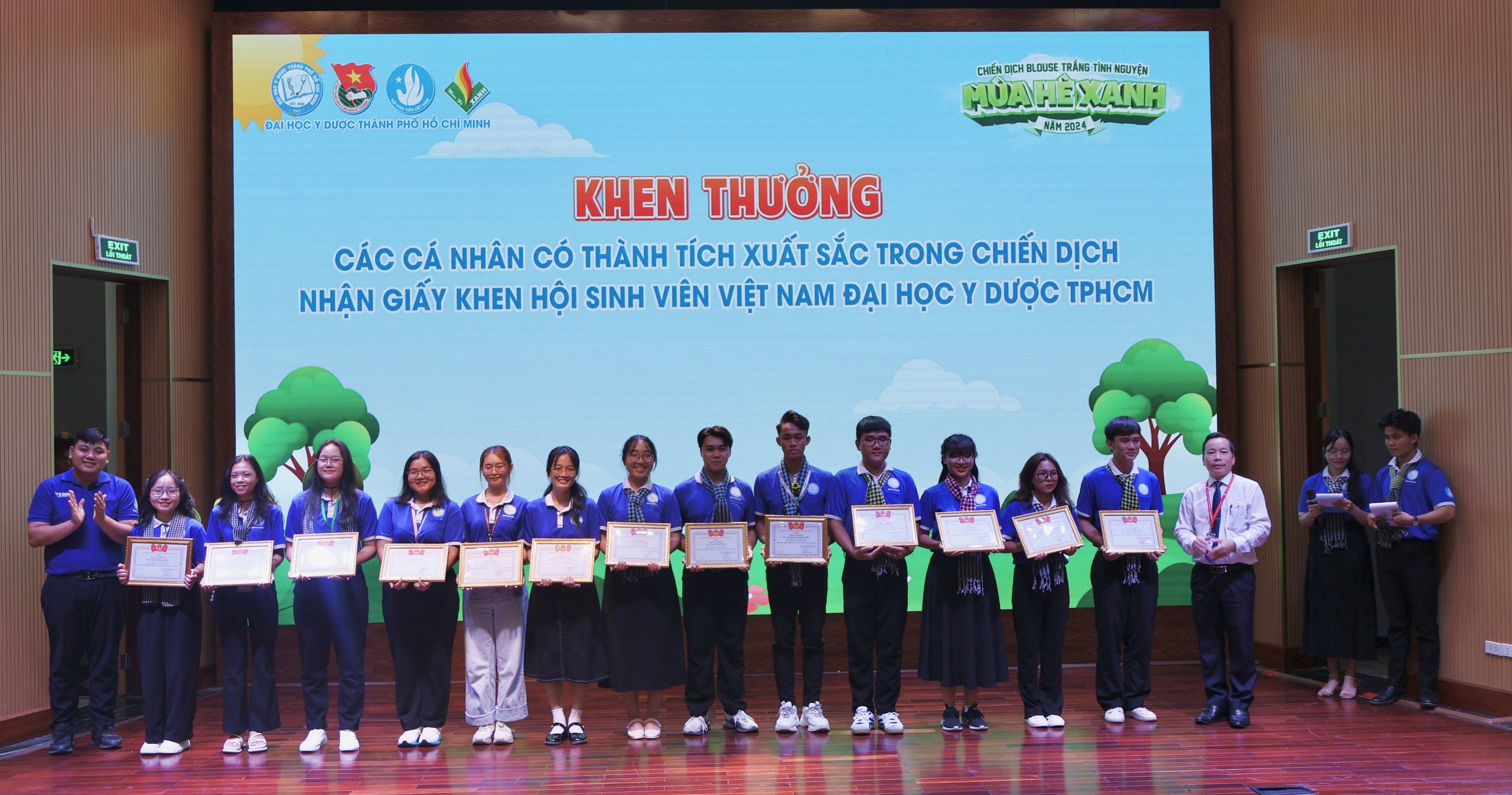VIDEO: Trao 300 l&aacute; cờ Tổ quốc cho Trường Đại học Y Dược TP HCM- Ảnh 3.
