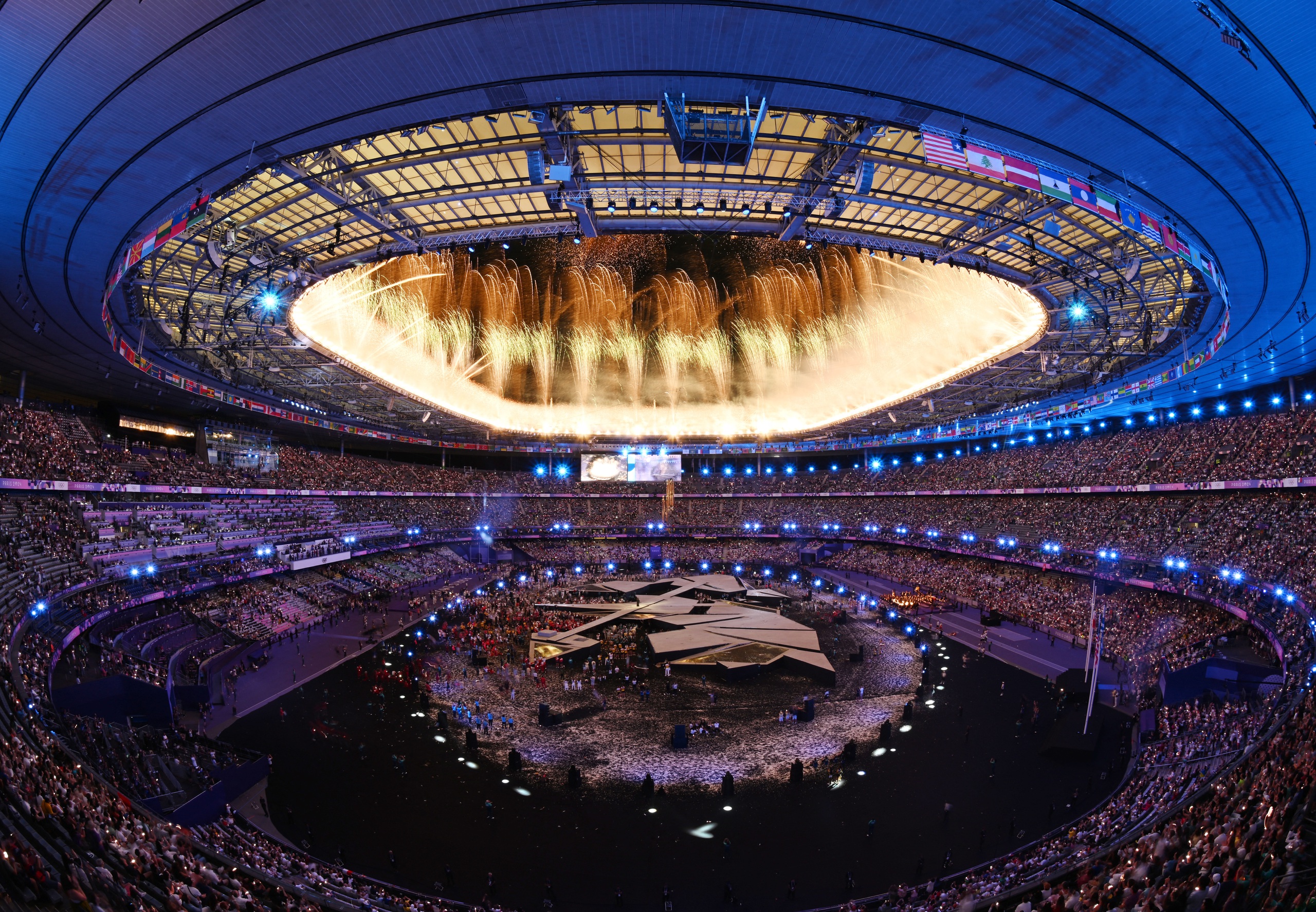 Tom Cruise đu d&acirc;y trao cờ bế mạc Olympic 2024, Mỹ nhất to&agrave;n đo&agrave;n ng&agrave;y cuối- Ảnh 6.