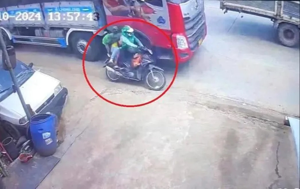 Vụ 2 mẹ con đi grab tử vong tại chỗ: Tạm giữ tài xế xe tải- Ảnh 1.