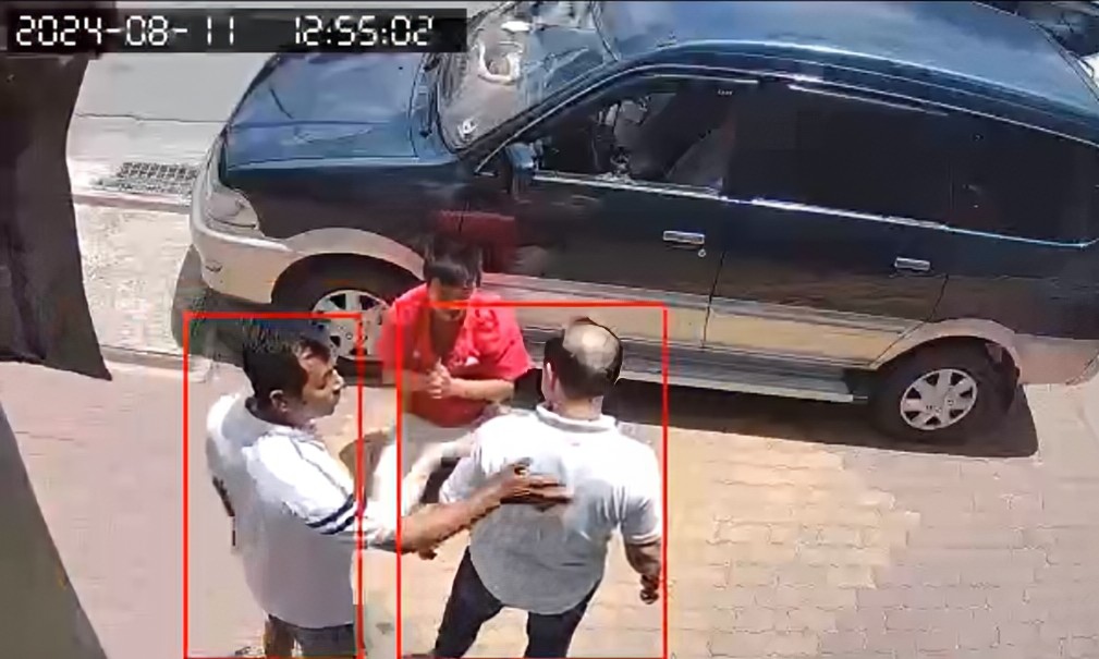 Tạm giữ người đàn ông cầm khúc xương bò đập vỡ kính xe, bắt tài xế quỳ van xin- Ảnh 1.