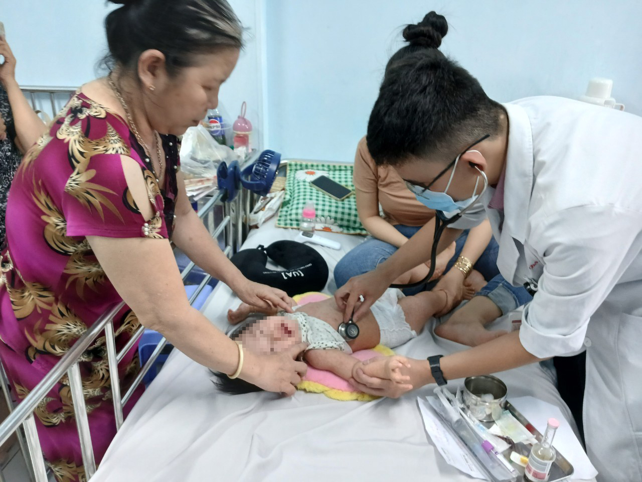 Quyết liệt ứng ph&oacute; bệnh sởi, bạch hầu- Ảnh 1.
