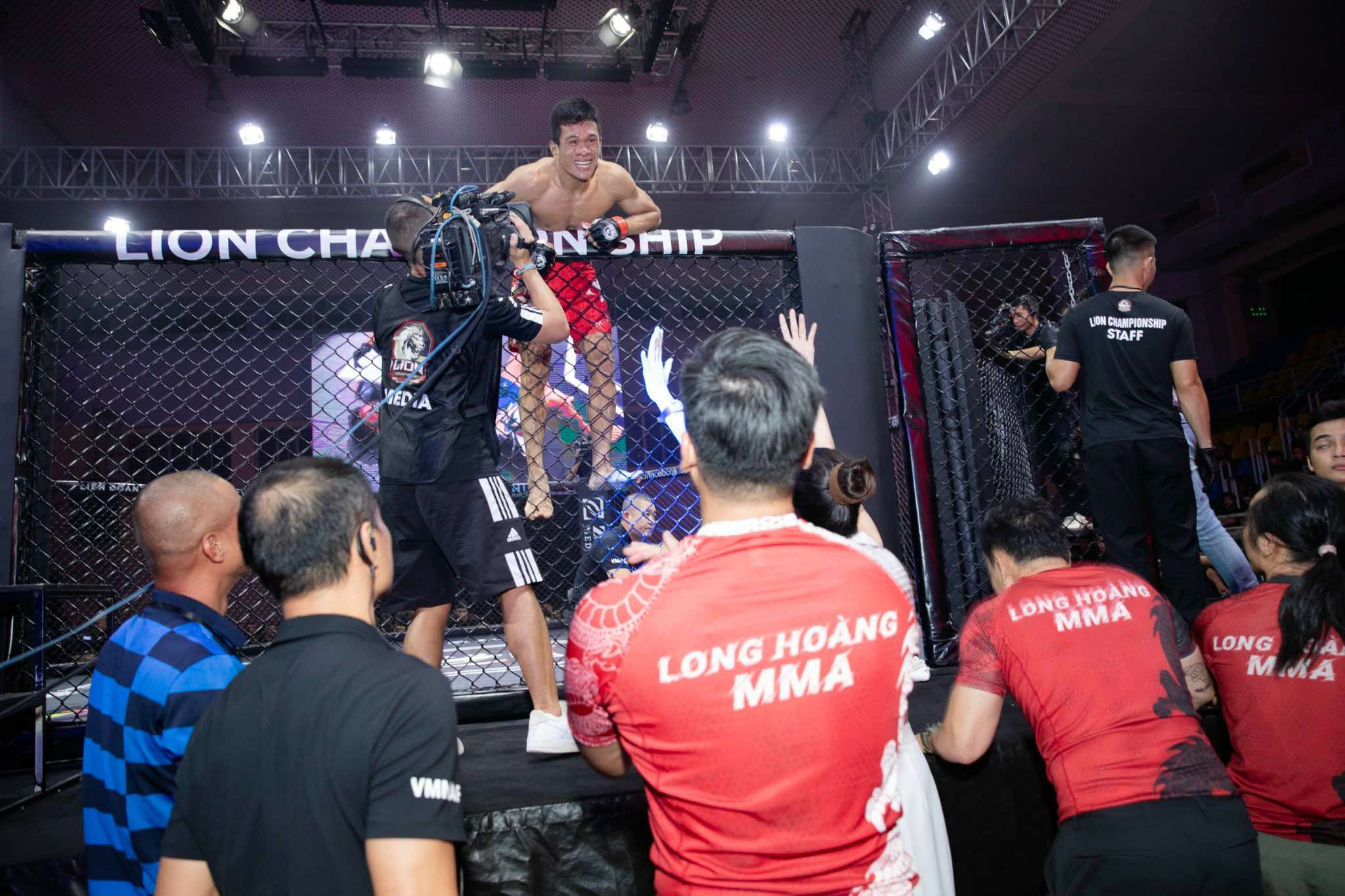 Thắng đẹp tại LION Championship 16, Long Ho&agrave;ng MMA muốn học hỏi Johnny Tr&iacute; Nguyễn- Ảnh 1.