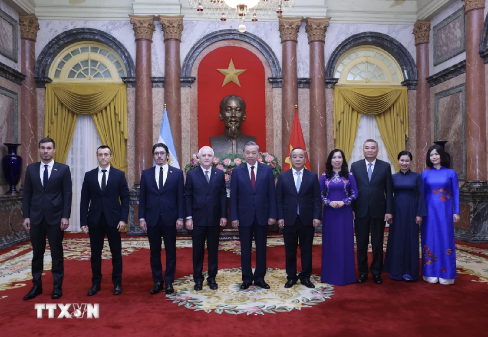 Những h&igrave;nh ảnh Tổng B&iacute; thư, Chủ tịch nước T&ocirc; L&acirc;m tiếp Đại sứ c&aacute;c nước tr&igrave;nh Quốc thư- Ảnh 4.