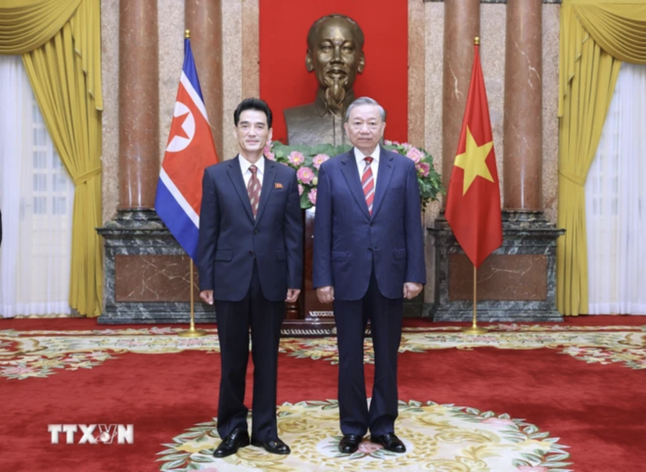 Những h&igrave;nh ảnh Tổng B&iacute; thư, Chủ tịch nước T&ocirc; L&acirc;m tiếp Đại sứ c&aacute;c nước tr&igrave;nh Quốc thư- Ảnh 10.