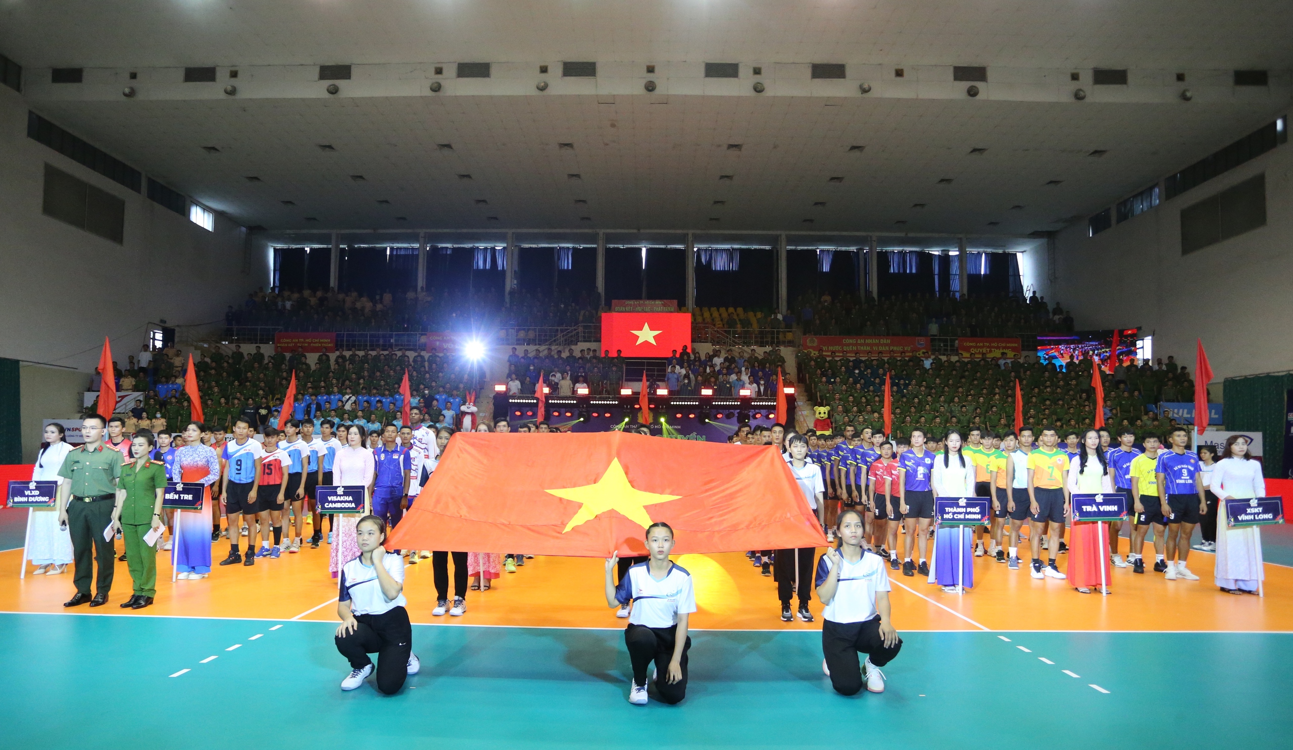 Chủ nh&agrave; thắng đậm trận khai mạc Giải b&oacute;ng chuyền C&ocirc;ng an TP HCM mở rộng 2024- Ảnh 1.