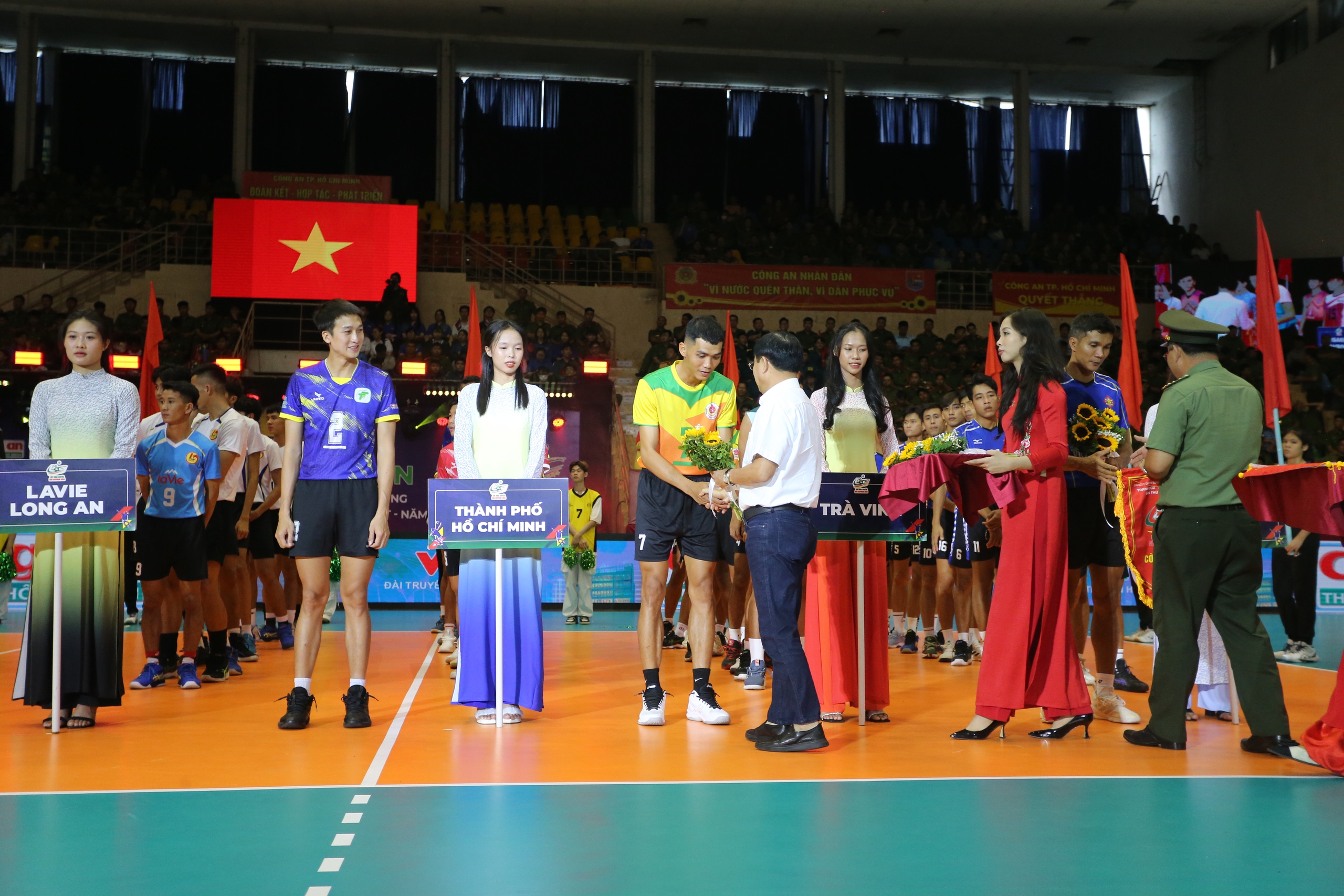 Chủ nh&agrave; thắng đậm trận khai mạc Giải b&oacute;ng chuyền C&ocirc;ng an TP HCM mở rộng 2024- Ảnh 2.