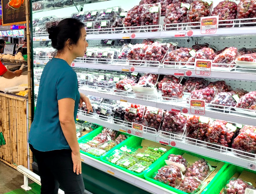 Nho Trung Quốc gi&aacute; si&ecirc;u rẻ "tr&agrave;n ngập" thị trường- Ảnh 1.