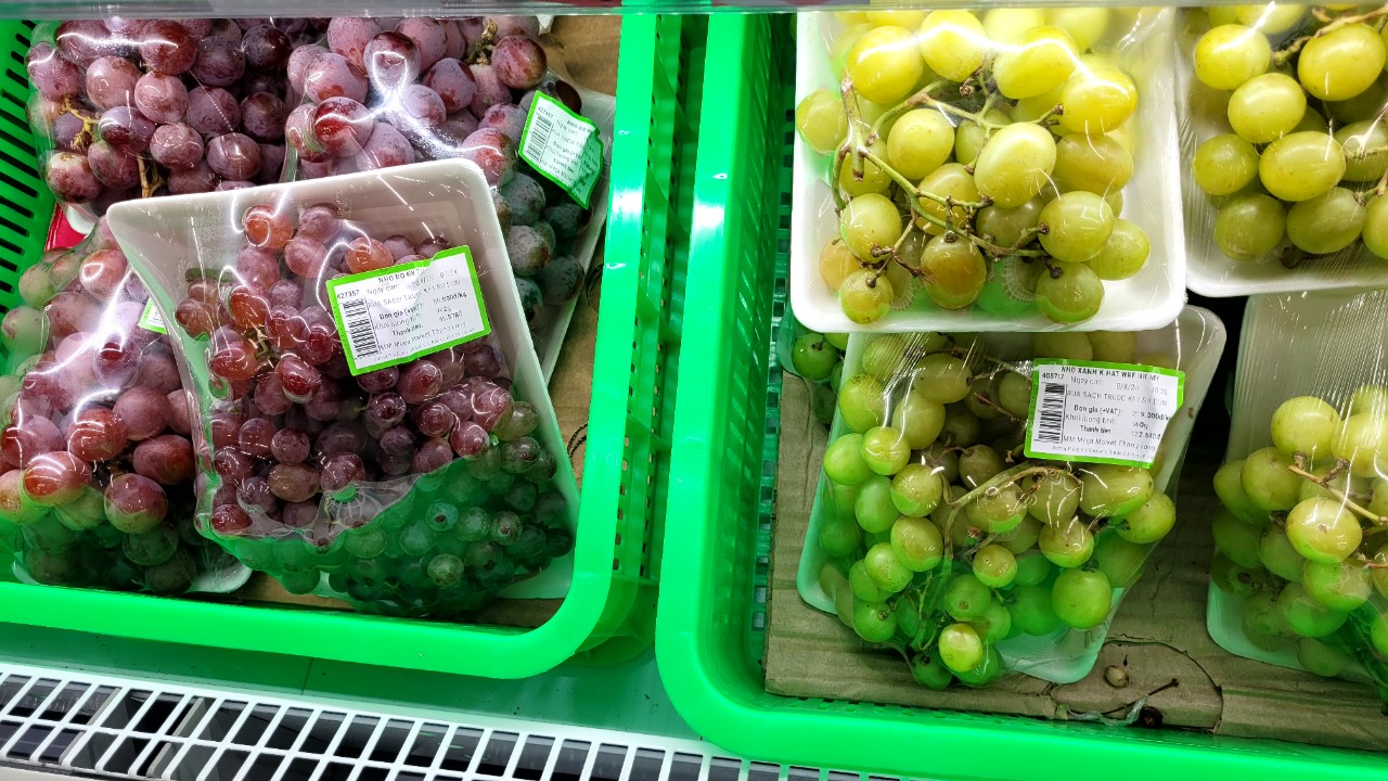 Nho Trung Quốc gi&aacute; si&ecirc;u rẻ "tr&agrave;n ngập" thị trường- Ảnh 2.