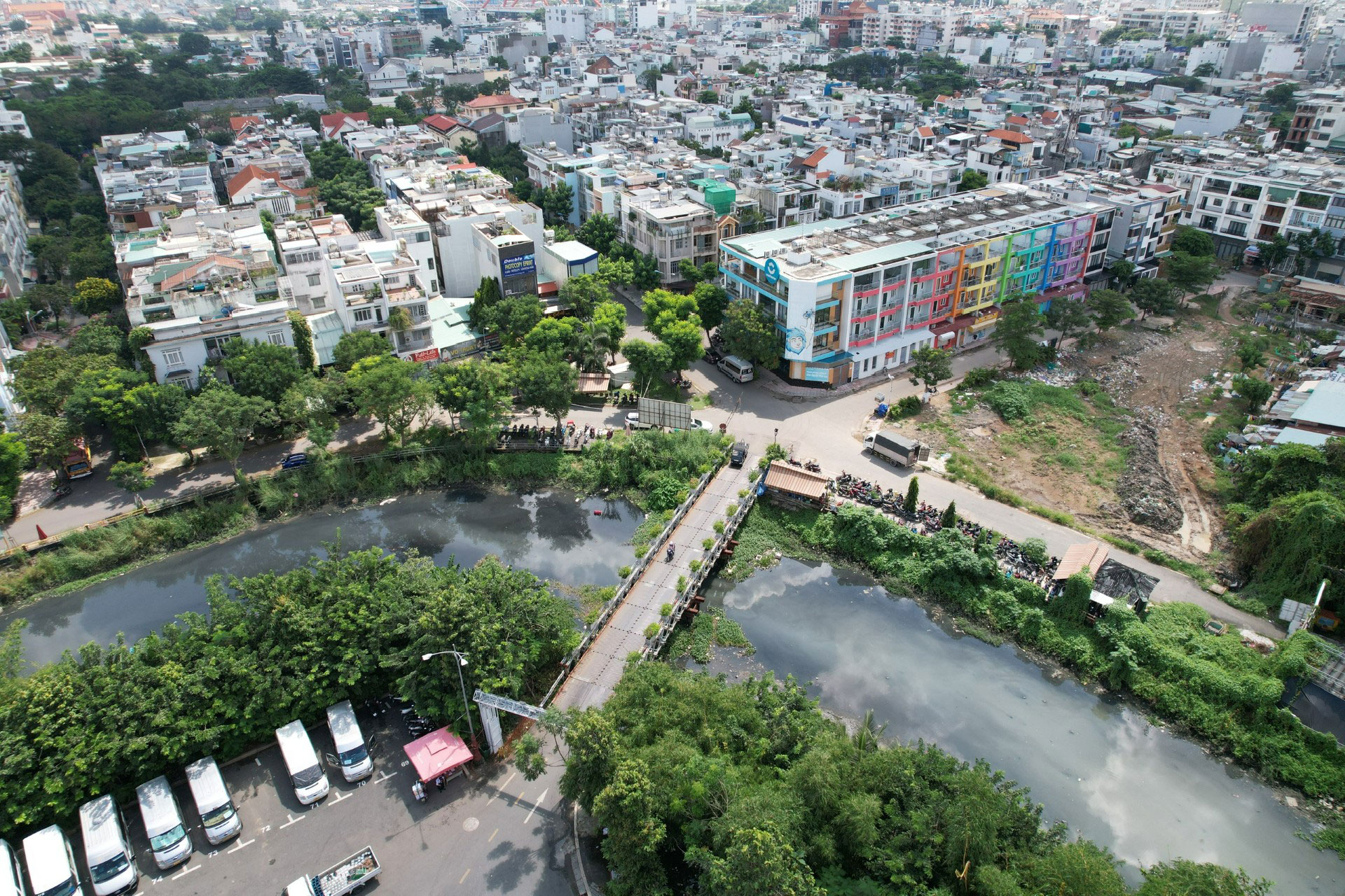 Dự &aacute;n cải tạo rạch Xuy&ecirc;n T&acirc;m đang gặp kh&oacute; ở kh&acirc;u giải ph&oacute;ng mặt bằng v&agrave; t&aacute;i định cư cho người d&acirc;n. Ảnh: HO&Agrave;NG TRIỀU