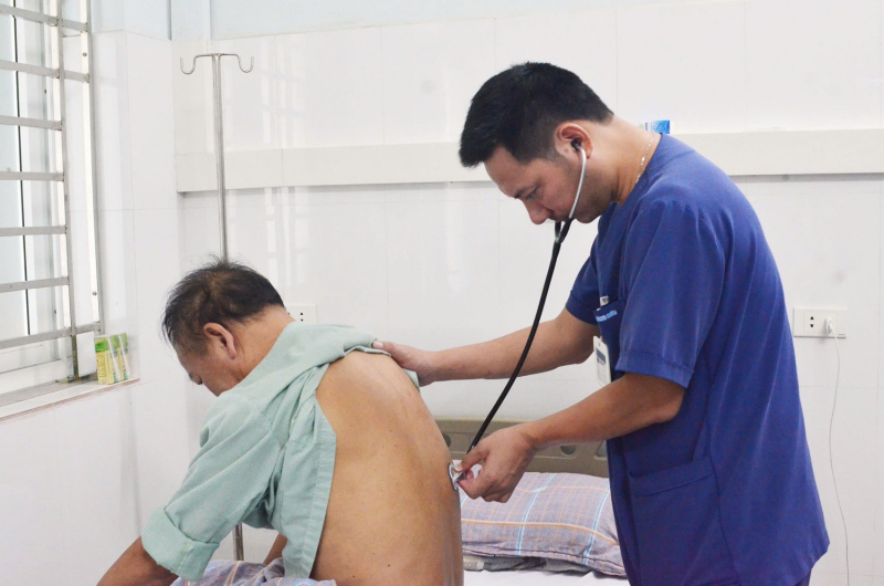 Một ca bệnh đang được điều trị tại Bệnh viện B&atilde;i Ch&aacute;y (Quảng Ninh) Ảnh: TRỌNG ĐỨC