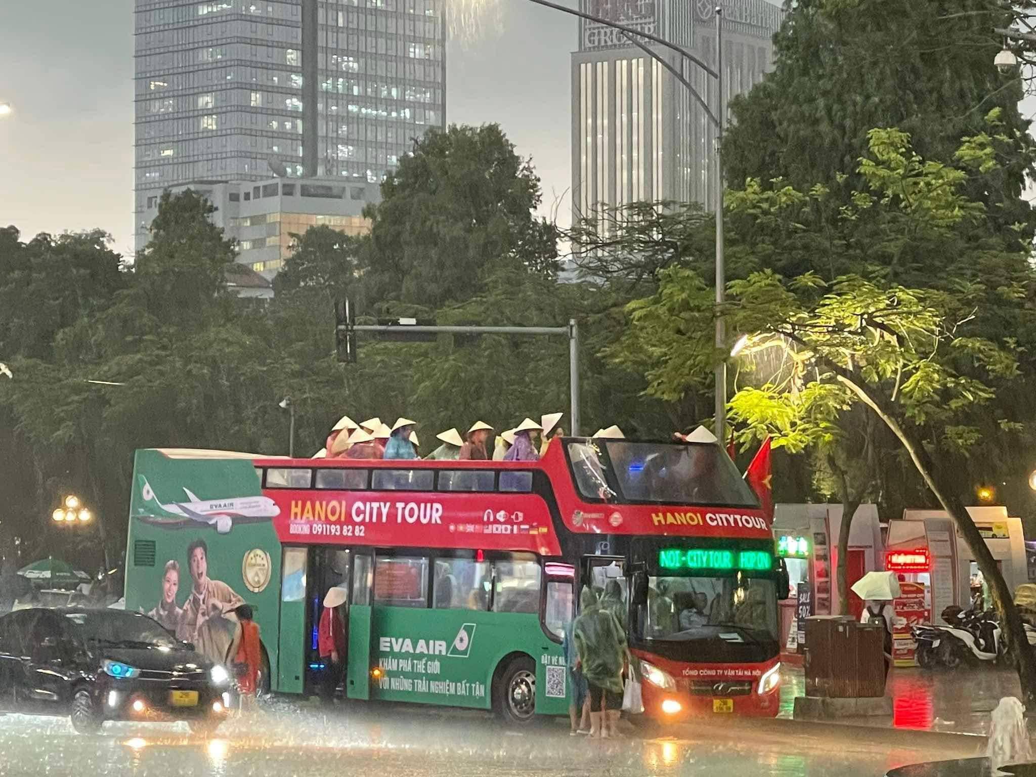 Nhiều tuyến phố ở Hà Nội ngập nặng, ùn tắc sau trận mưa lớn- Ảnh 4.