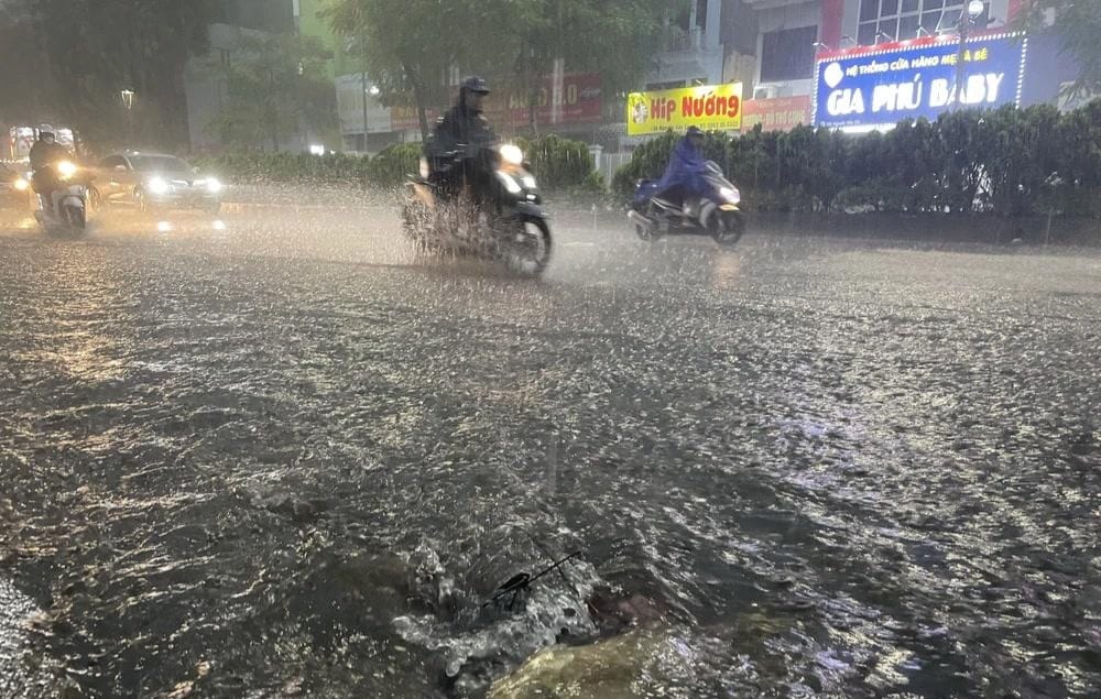 Nhiều tuyến phố ở Hà Nội ngập nặng, ùn tắc sau trận mưa lớn- Ảnh 1.