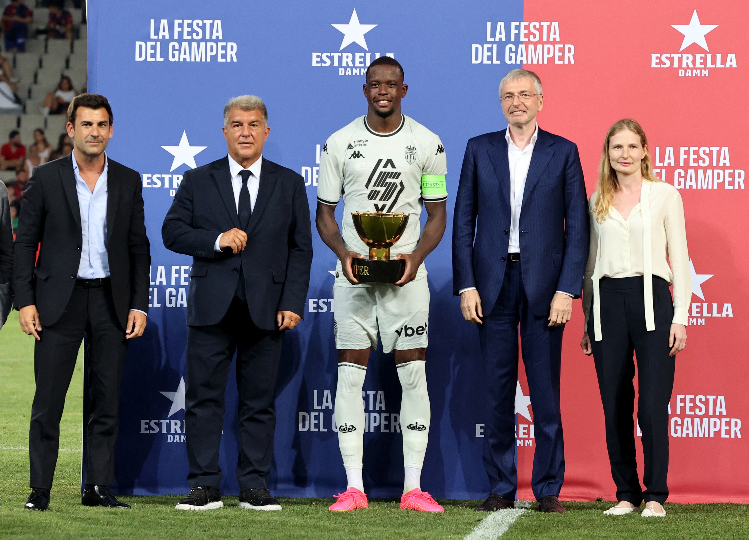Thủ qu&acirc;n Denis Zakaria của Monaco nhận c&uacute;p Joan Gamper