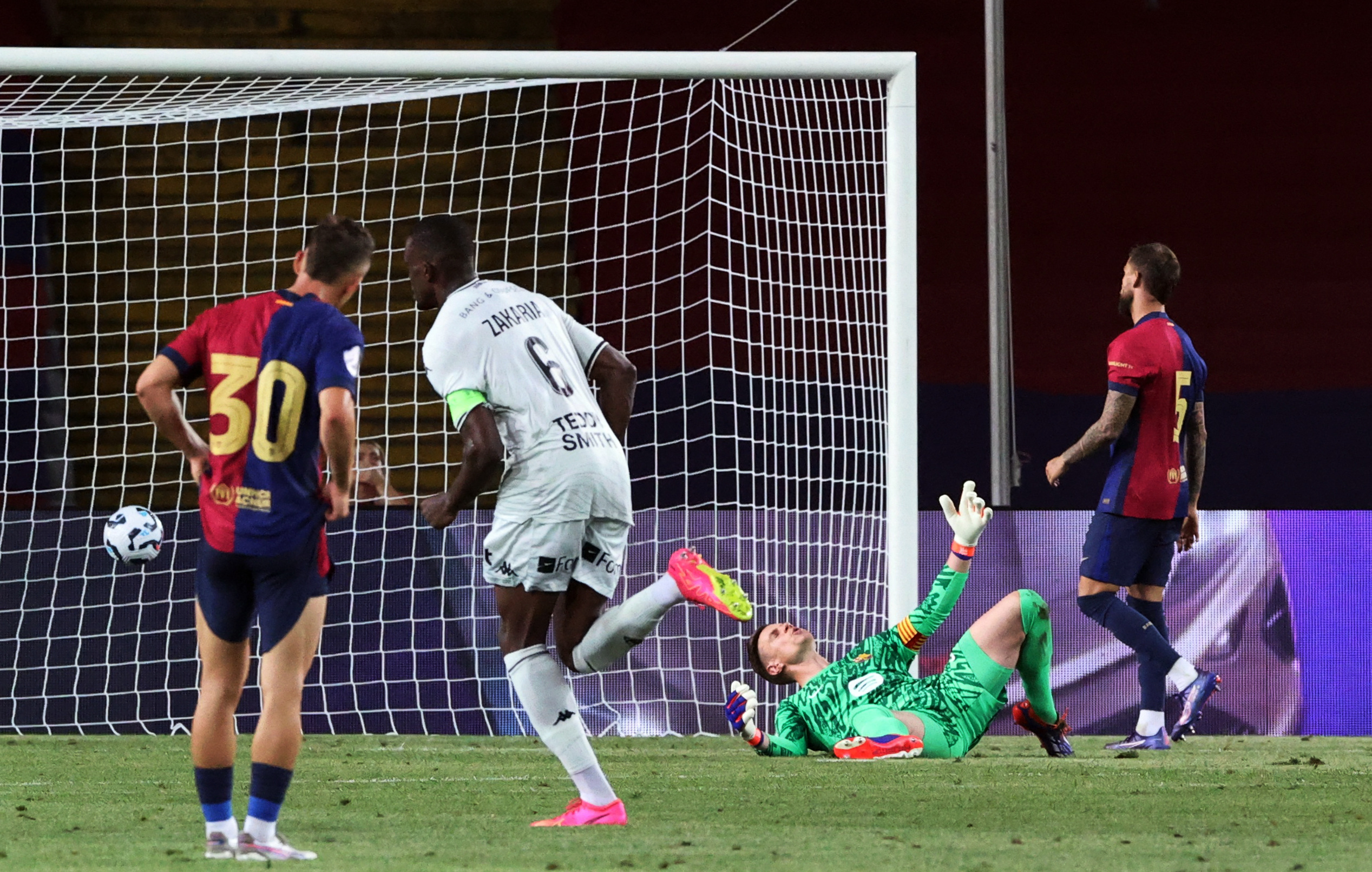 Thua sốc s&acirc;n nh&agrave;, Barcelona lần đầu vuột c&uacute;p Joan Gamper sau 11 năm- Ảnh 5.