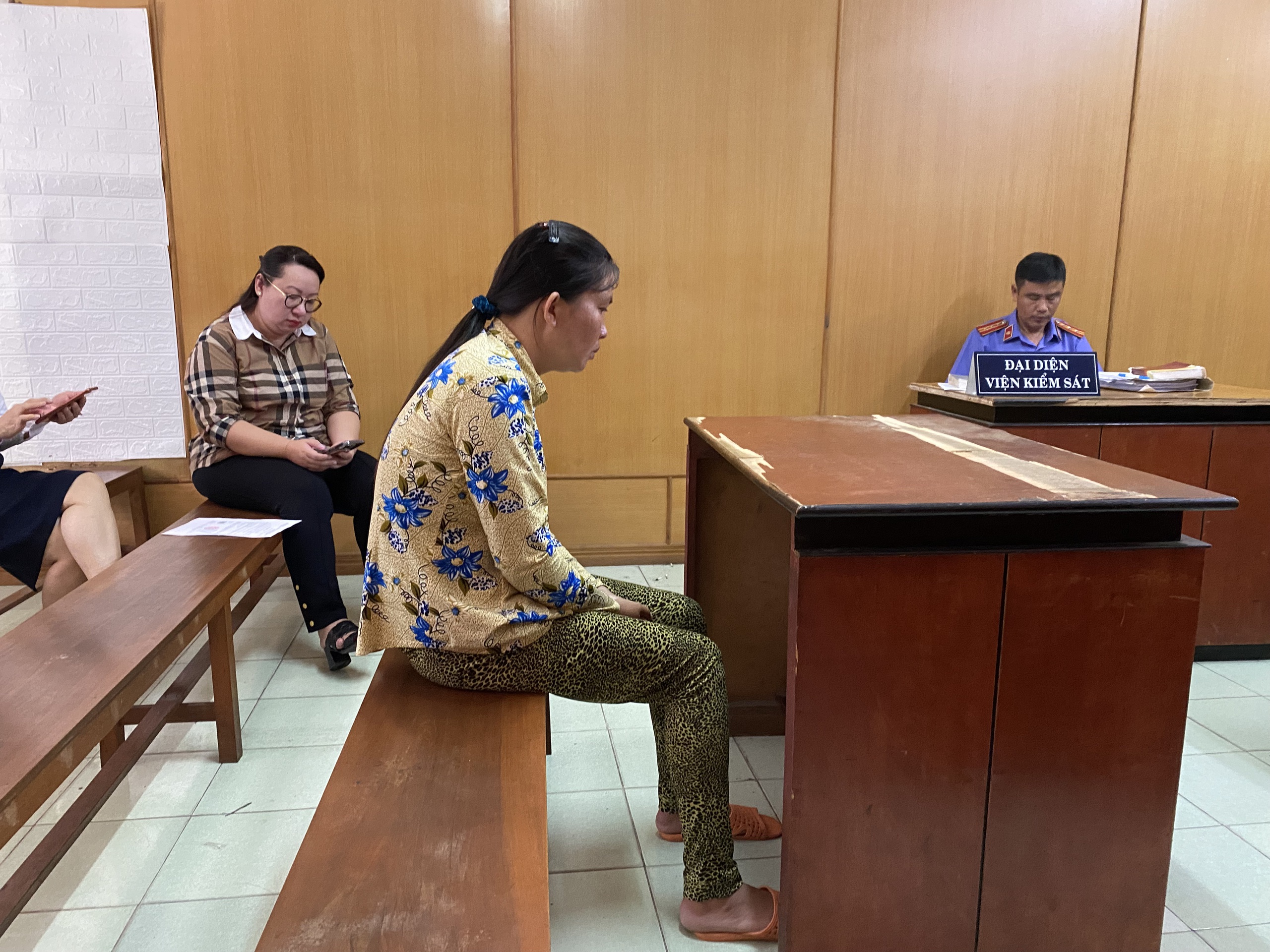 Nữ gi&uacute;p việc trộm 3 g&oacute;i v&agrave;ng của chủ tiệm v&agrave;ng- Ảnh 1.