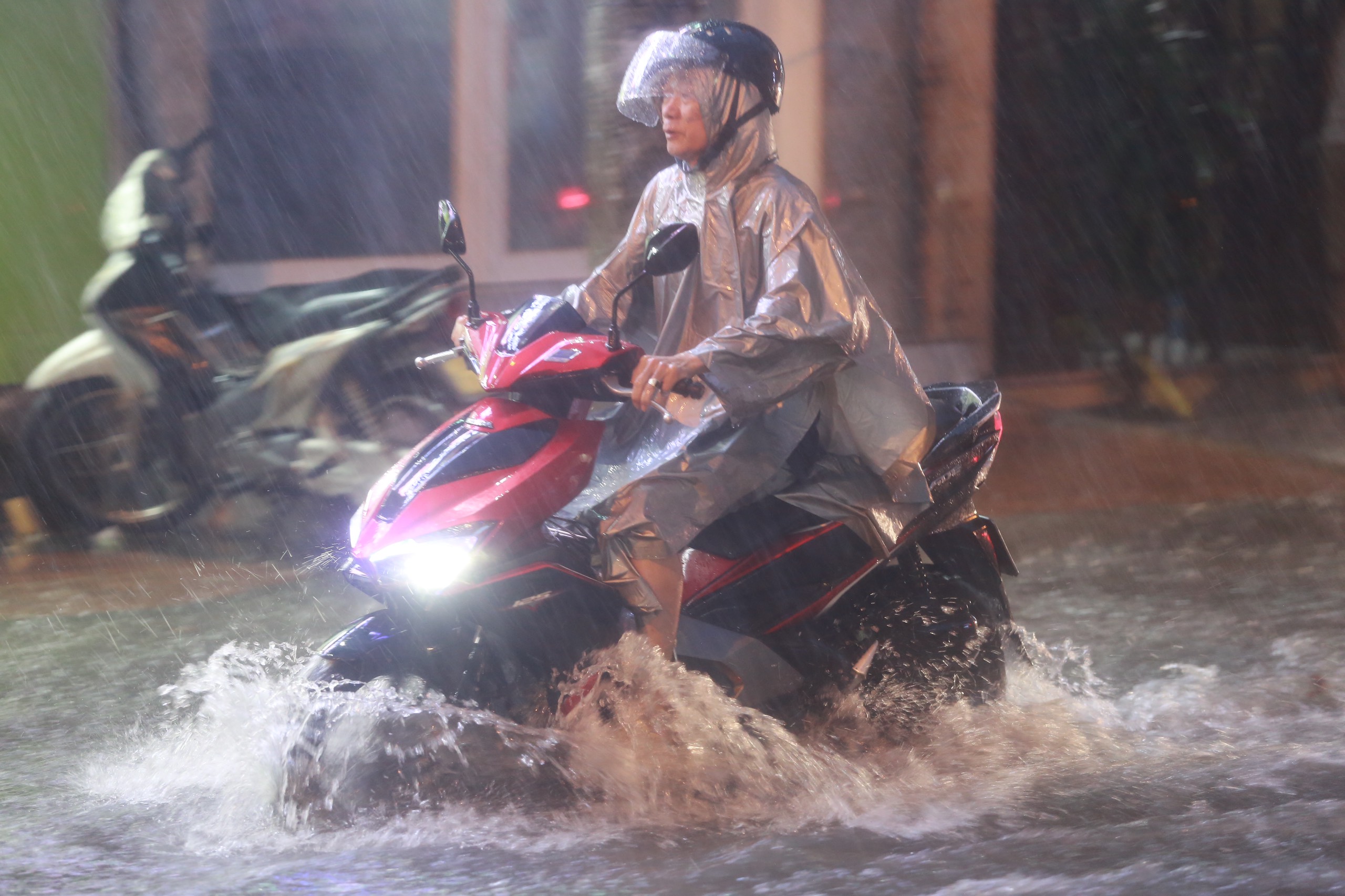Nhiều tuyến phố ở Hà Nội ngập nặng, ùn tắc sau trận mưa lớn- Ảnh 8.