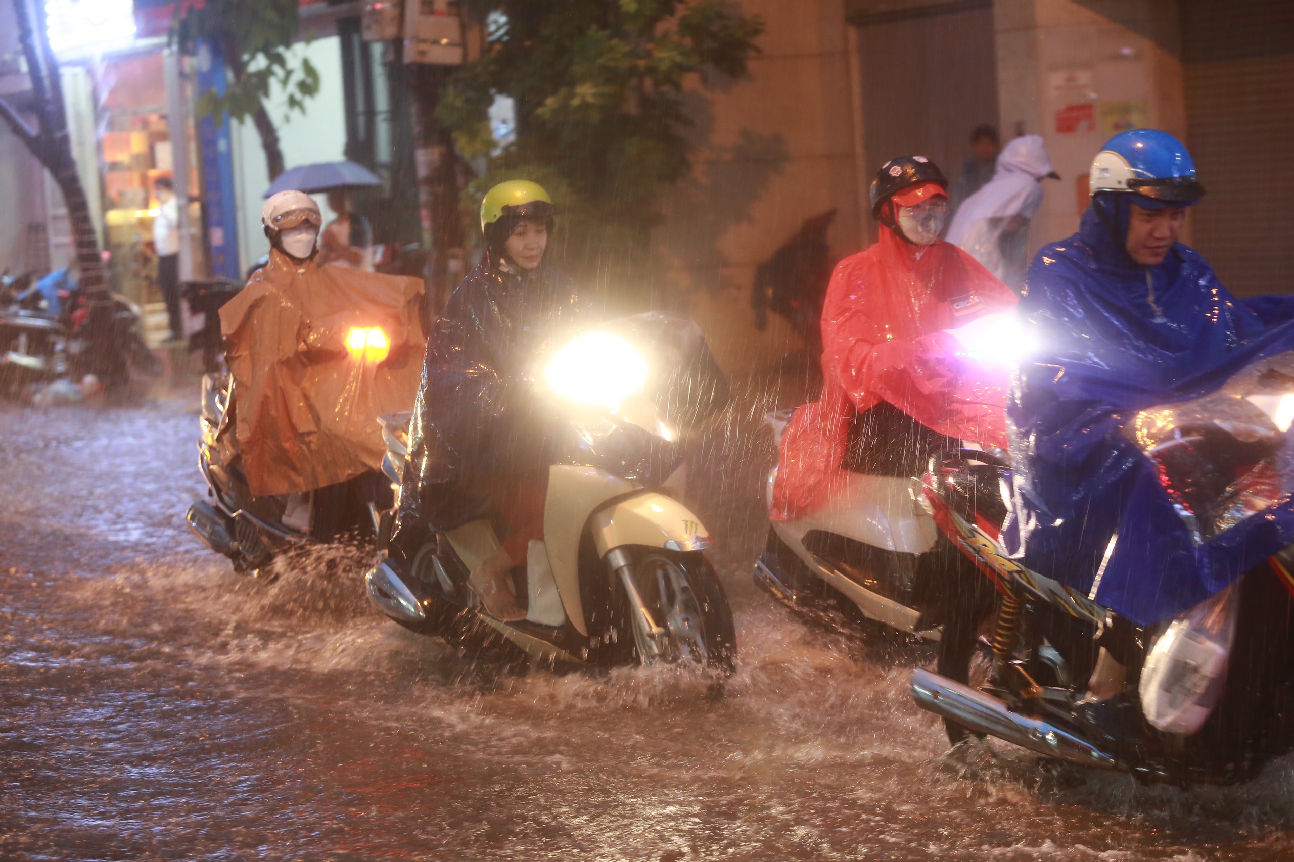 Nhiều tuyến phố ở Hà Nội ngập nặng, ùn tắc sau trận mưa lớn- Ảnh 10.
