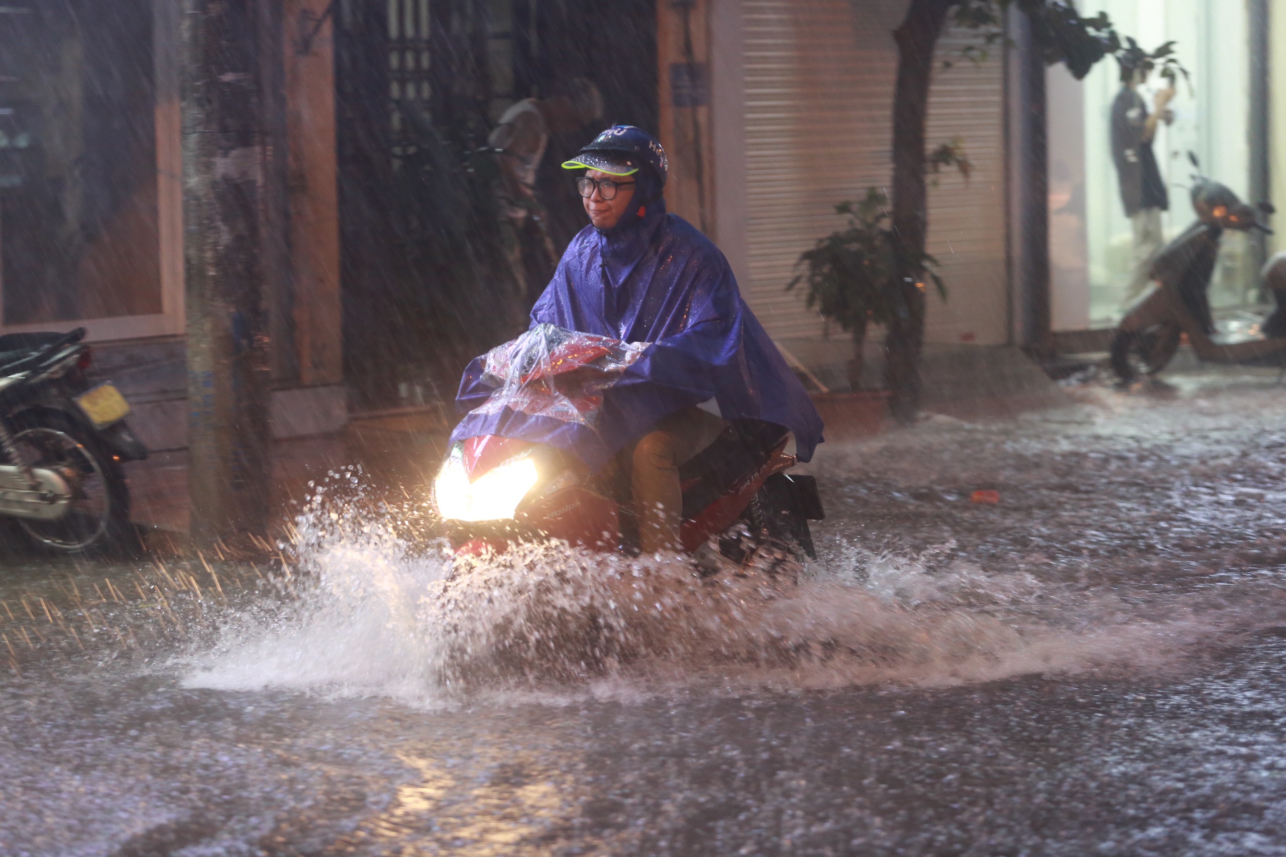 Nhiều tuyến phố ở Hà Nội ngập nặng, ùn tắc sau trận mưa lớn- Ảnh 12.