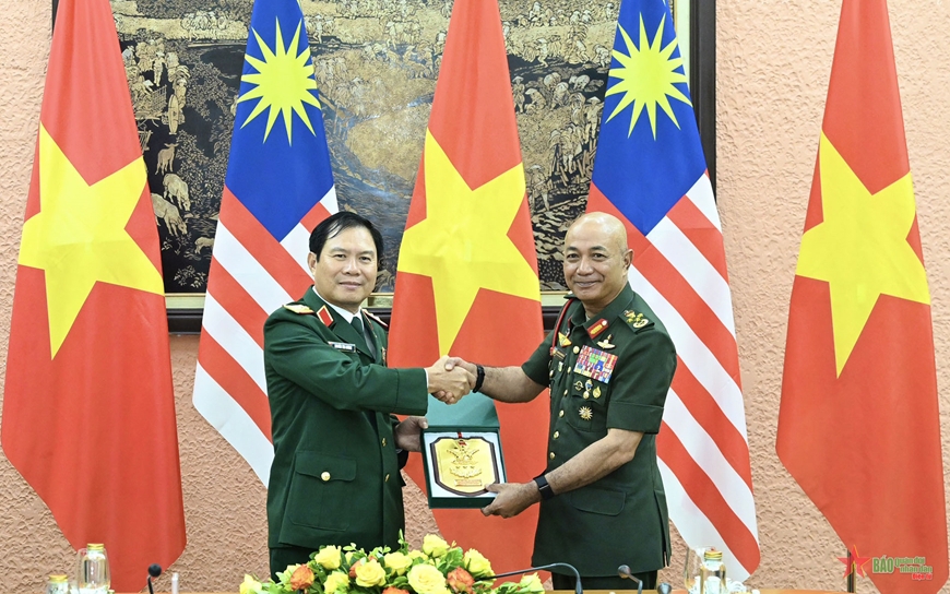 Thượng tướng Nguyễn Tân Cương hội đàm với Tư lệnh Quốc phòng Malaysia