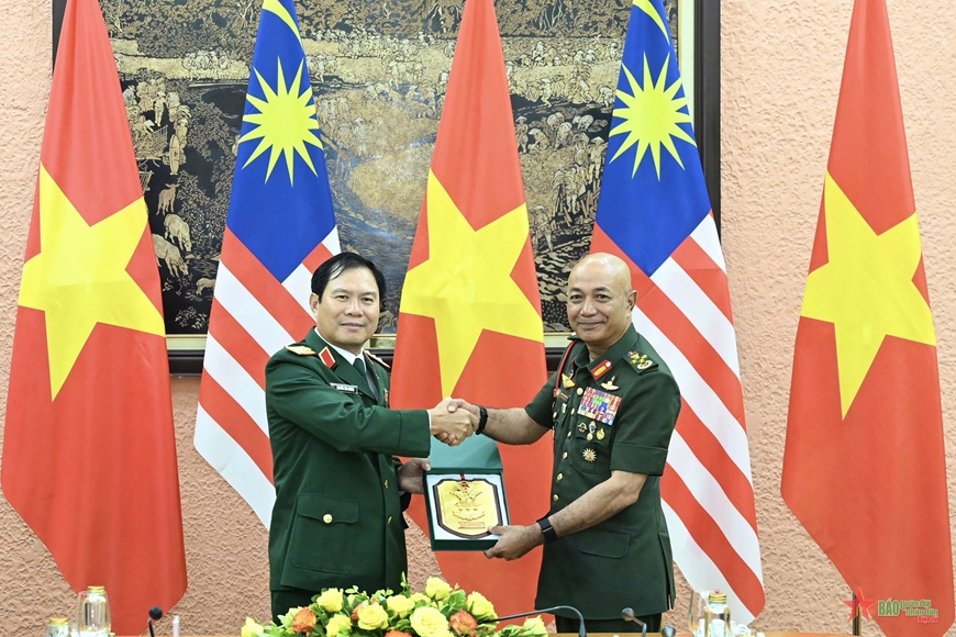 Thượng tướng Nguyễn T&acirc;n Cương hội đ&agrave;m với Tư lệnh Quốc ph&ograve;ng Malaysia- Ảnh 1.