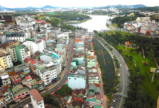 Người d&acirc;n sống tạm bợ trong những ng&ocirc;i nh&agrave; xuống cấp ở ấp &Aacute;nh S&aacute;ng