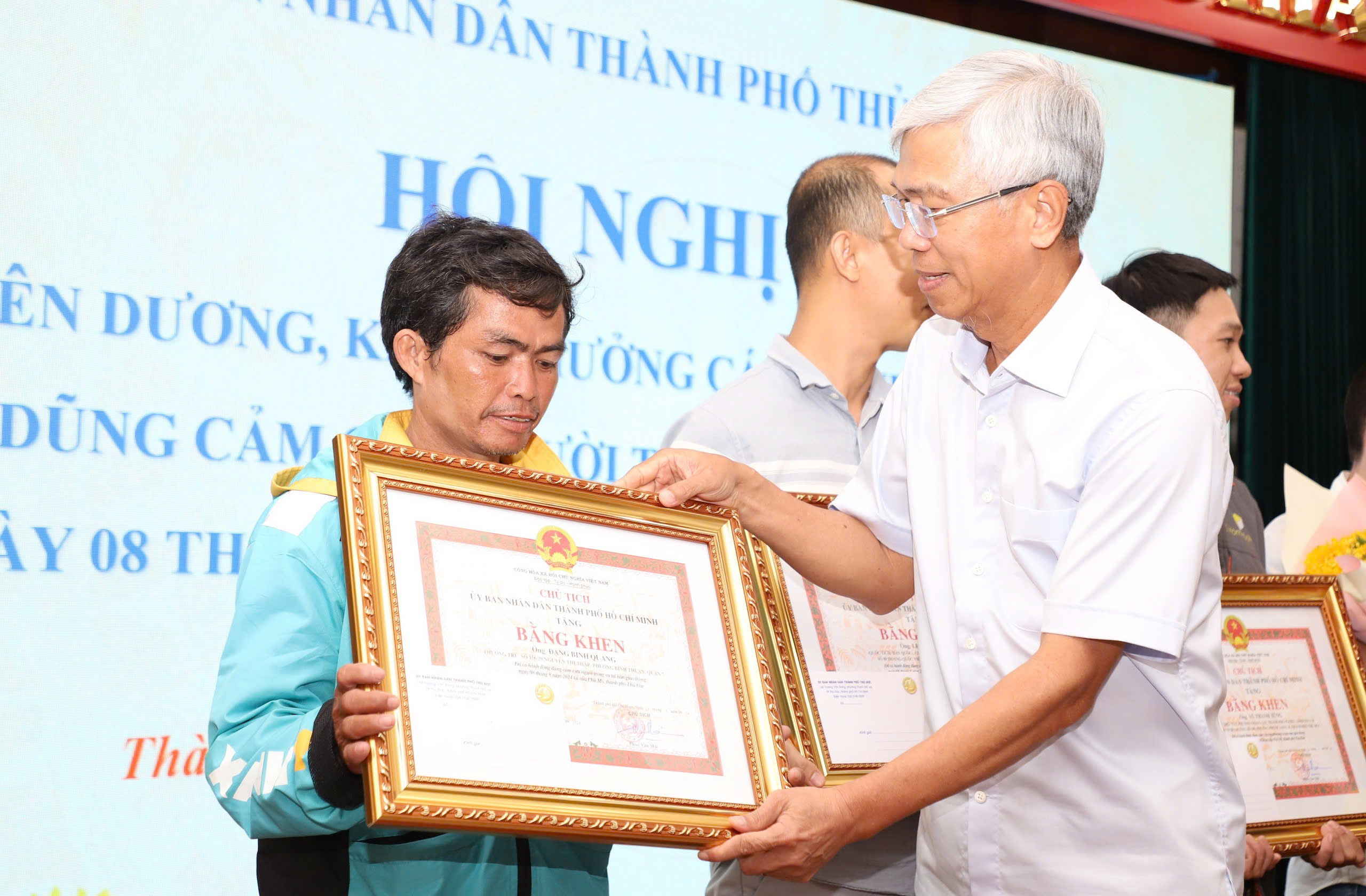 TP HCM khen thưởng 5 c&aacute; nh&acirc;n dũng cảm cứu người trong vụ tai nạn cầu Ph&uacute; Mỹ- Ảnh 1.