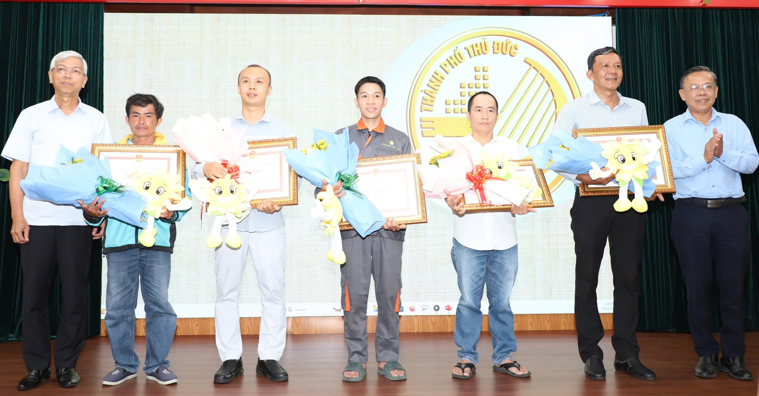 TP HCM khen thưởng 5 c&aacute; nh&acirc;n dũng cảm cứu người trong vụ tai nạn cầu Ph&uacute; Mỹ- Ảnh 2.