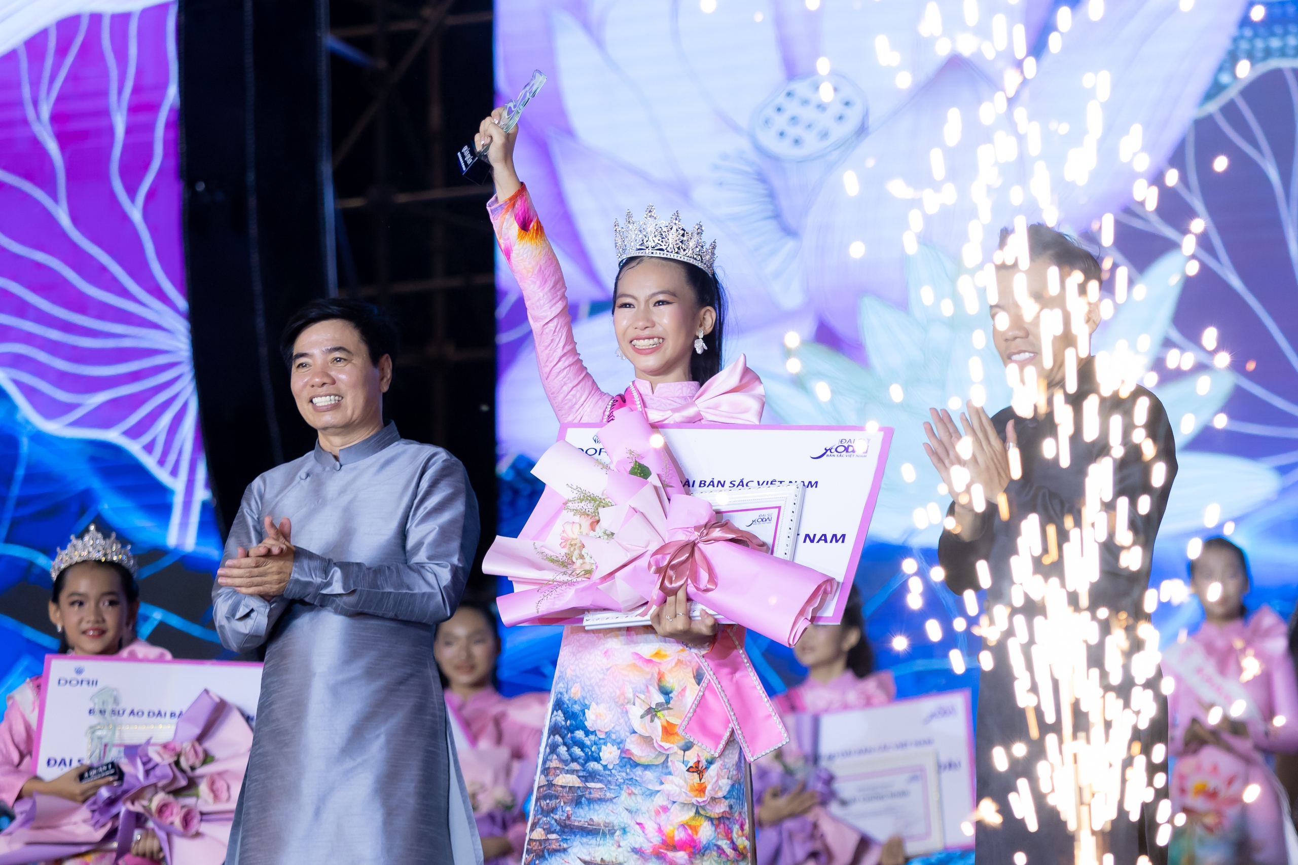 Huỳnh Tiểu My đoạt qu&aacute;n qu&acirc;n "Đại sứ &aacute;o d&agrave;i bản sắc Việt Nam 2024"- Ảnh 1.