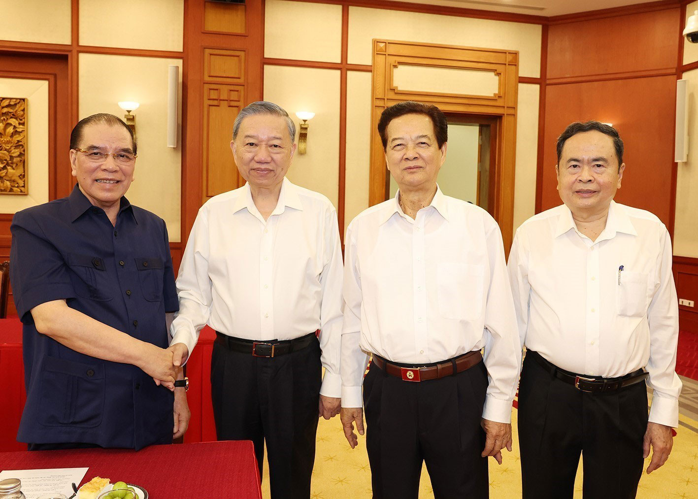 Tổng B&iacute; thư, Chủ tịch nước T&ocirc; L&acirc;m v&agrave; c&aacute;c l&atilde;nh đạo, nguy&ecirc;n l&atilde;nh đạo Đảng, Nh&agrave; nước tại hội nghị gặp mặt. Ảnh: TTXVN