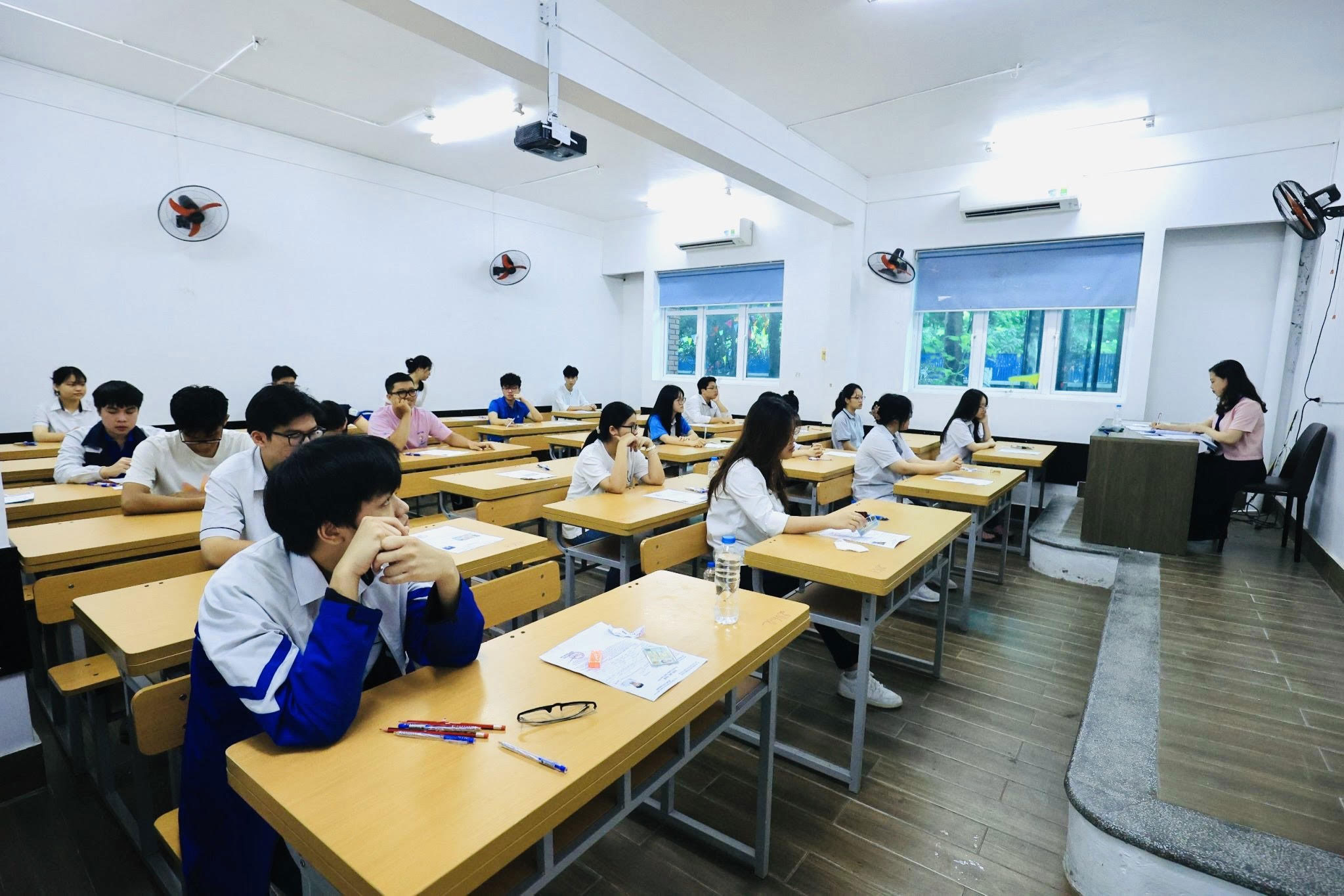 Học sinh TP H&agrave; Nội tham dự kỳ thi tốt nghiệp THPT năm 2024. Từ năm 2025, kỳ thi n&agrave;y sẽ c&oacute; nhiều thay đổi. Ảnh: HỮU HƯNG