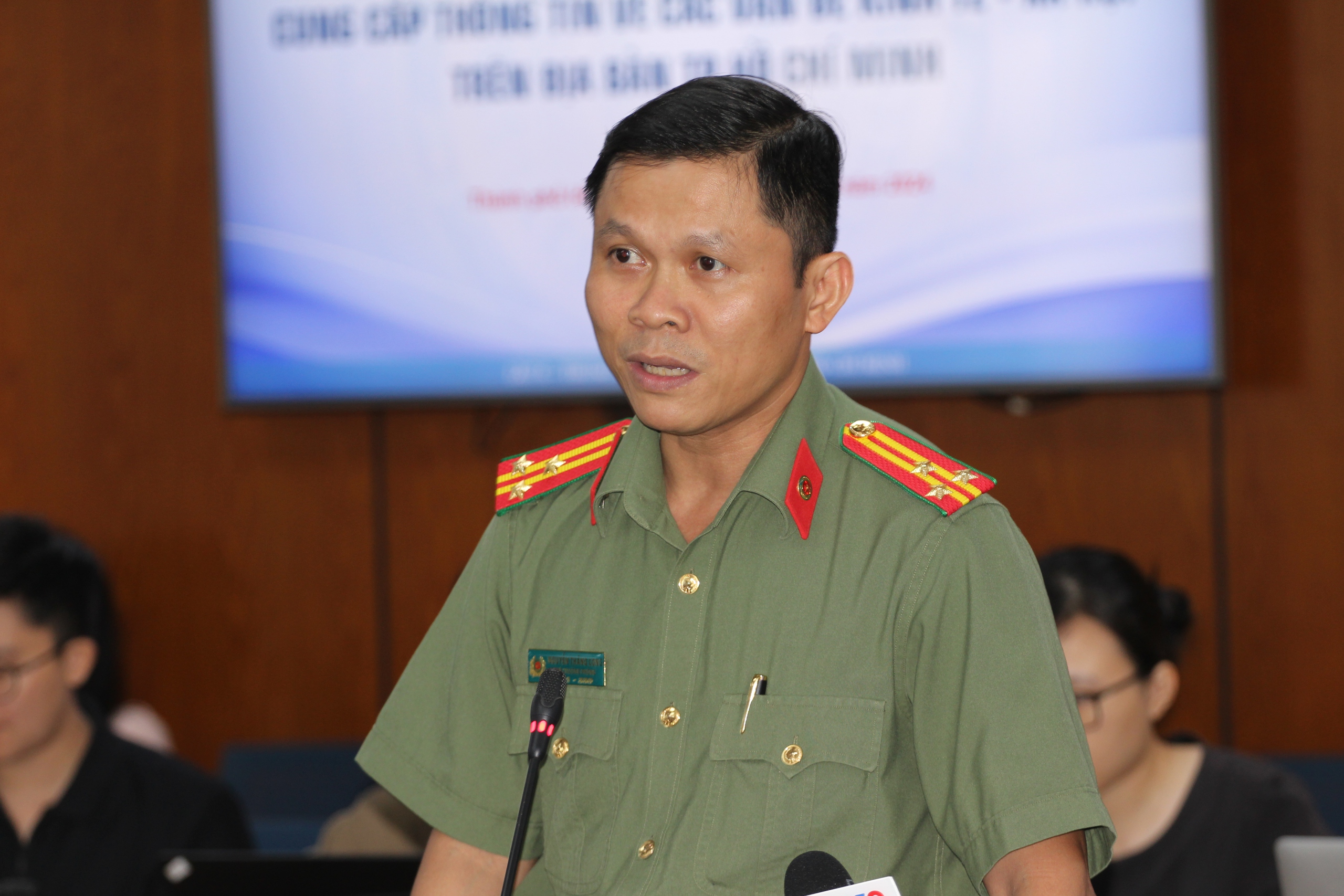 L&agrave;m căn cước mẫu mới c&oacute; phải xuất tr&igrave;nh x&aacute;c nhận cư tr&uacute;?- Ảnh 1.