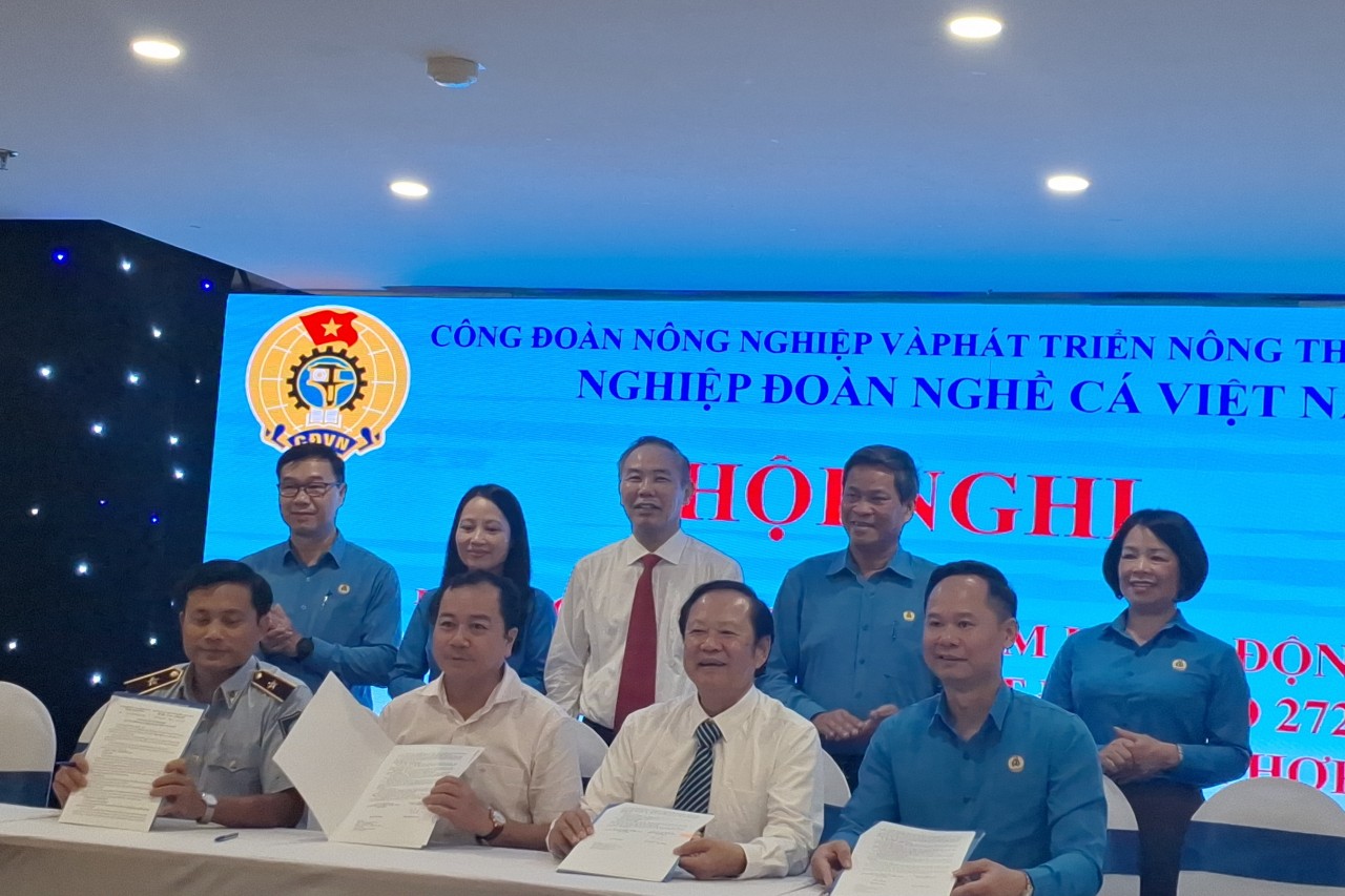 B&aacute;o Người Lao Động trao tặng 2.000 l&aacute; cờ Tổ quốc cho Nghiệp đo&agrave;n Nghề c&aacute; Việt Nam- Ảnh 3.